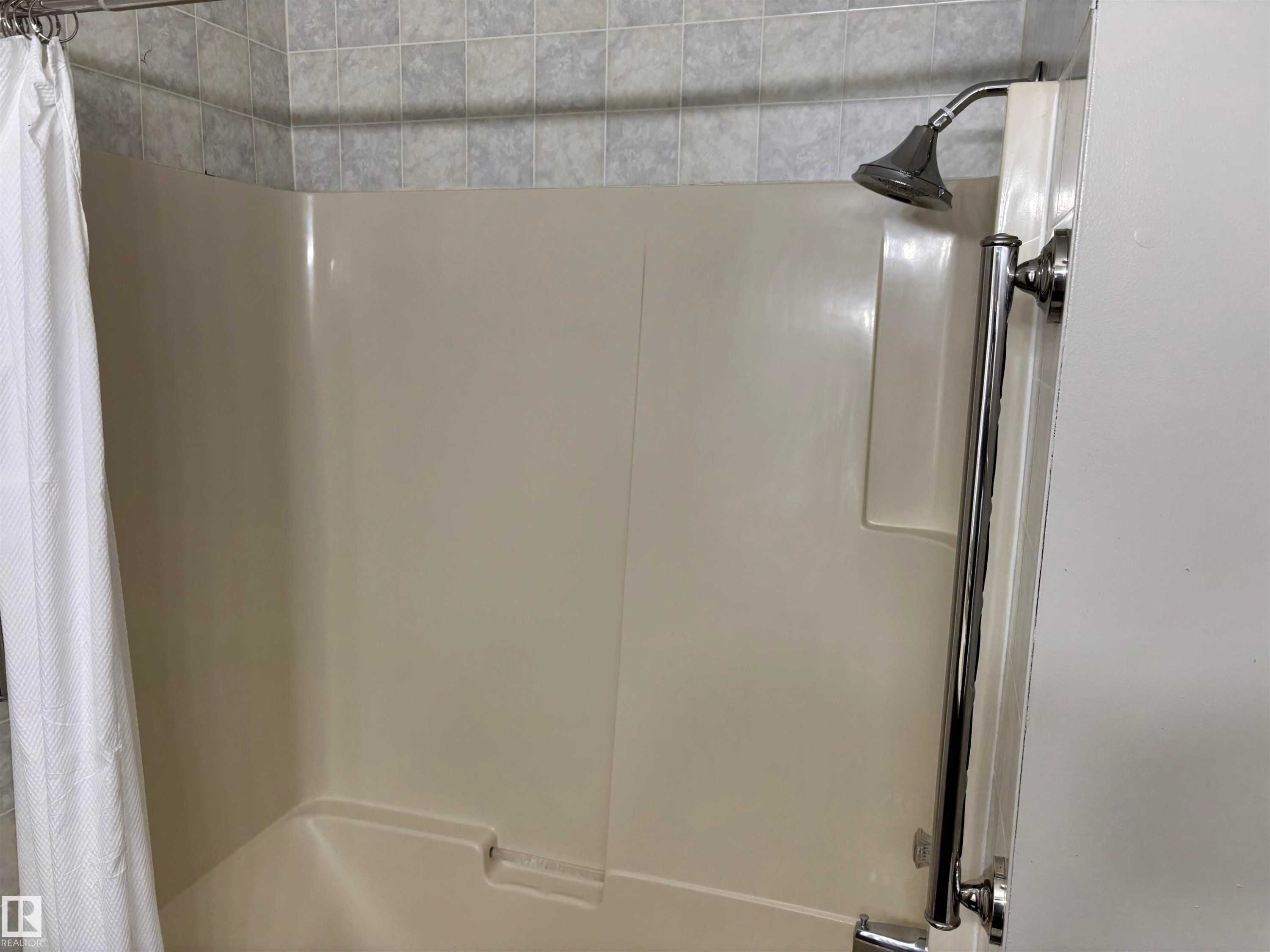 4908 17 Avenue, Edmonton, AB - Indoor Photo Showing Bathroom
