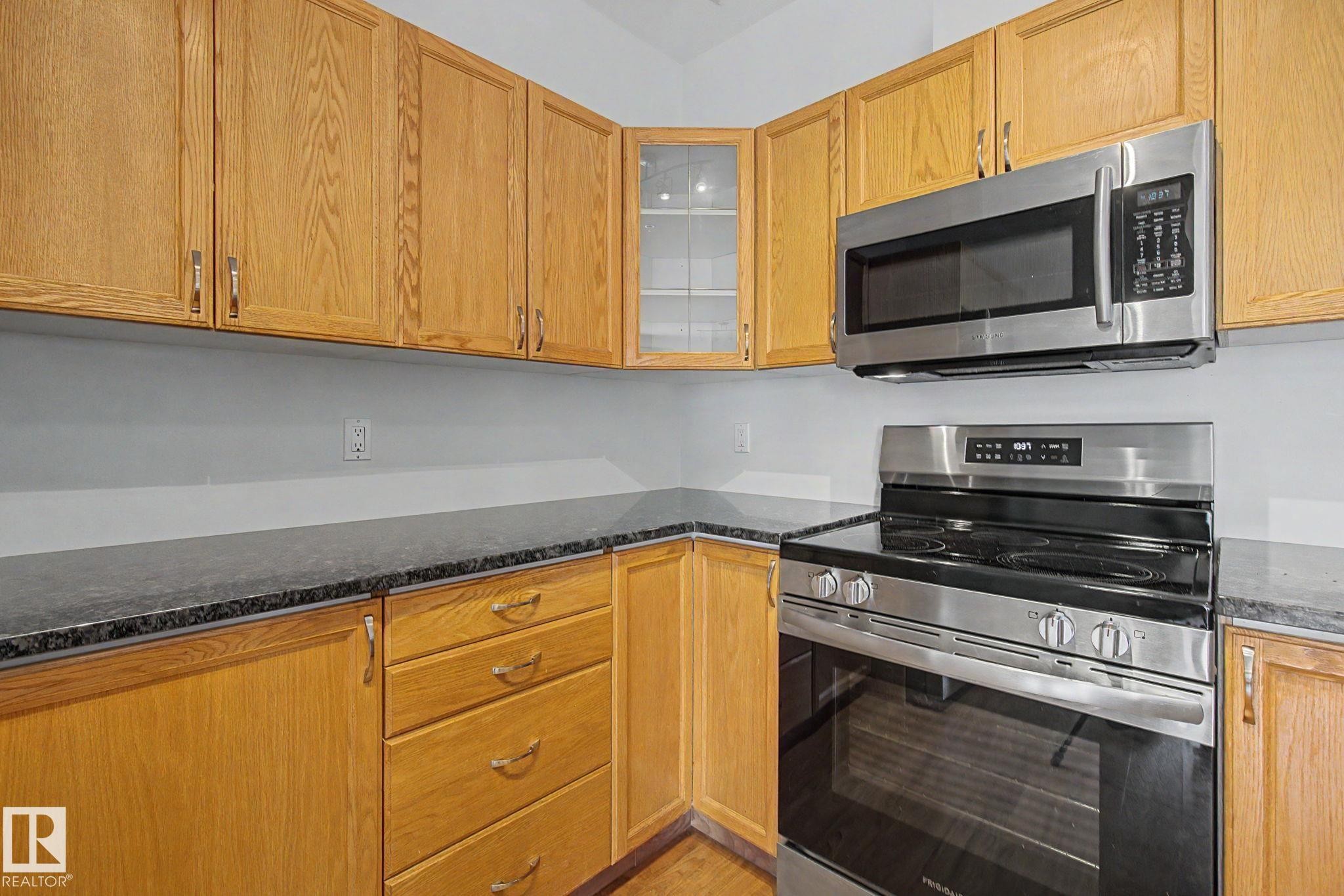 #411 10033 110 St Nw, Edmonton, AB - Indoor Photo Showing Kitchen