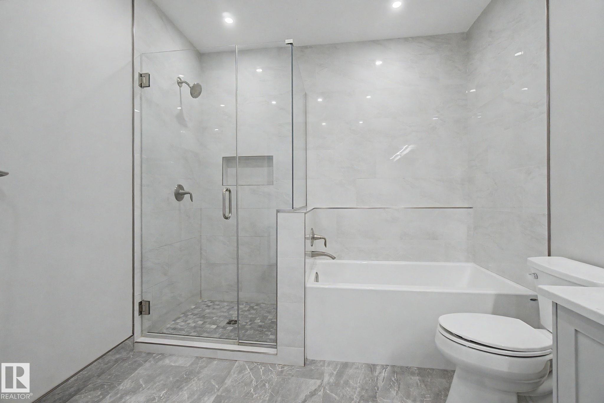 #411 10033 110 St Nw, Edmonton, AB - Indoor Photo Showing Bathroom