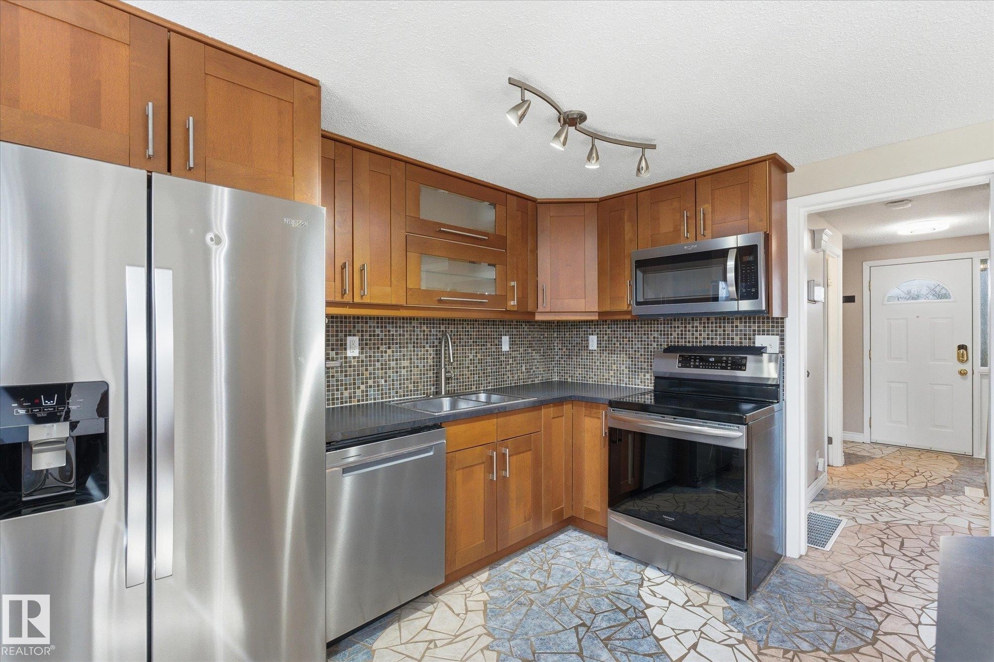 81 Ridgewood Terrace, St. Albert, AB - Indoor Photo Showing Kitchen With Double Sink