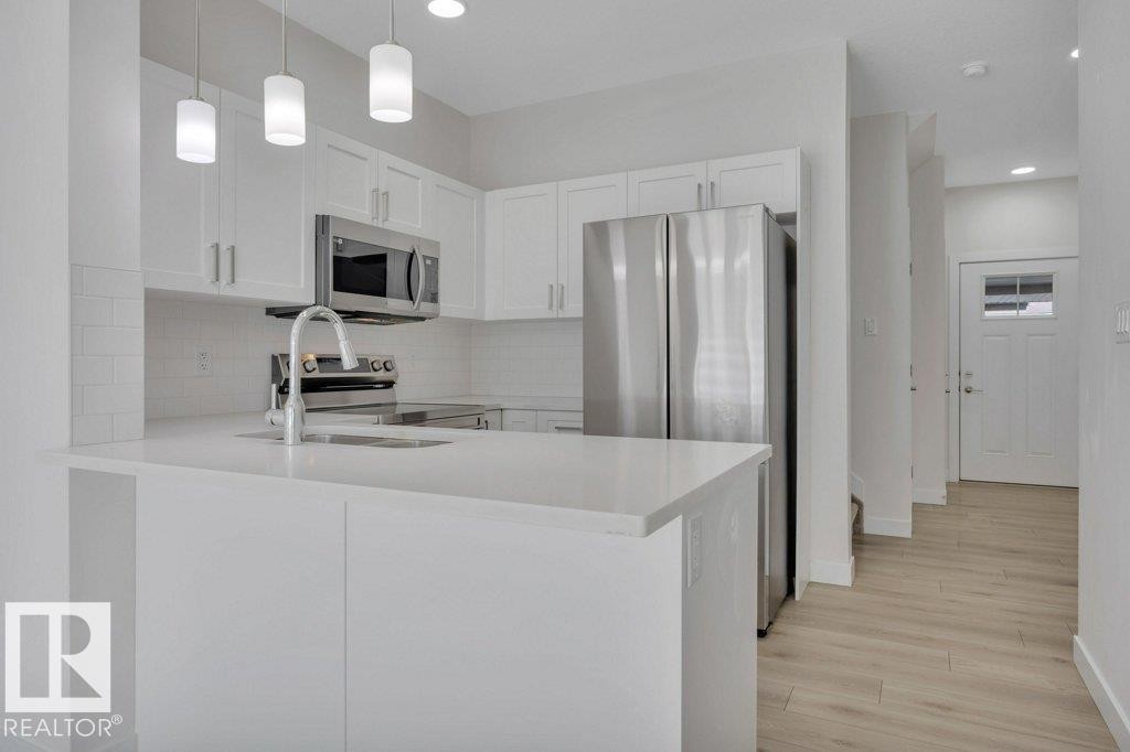 46 603 Orchards Boulevard, Edmonton, AB - Indoor Photo Showing Kitchen With Double Sink With Upgraded Kitchen
