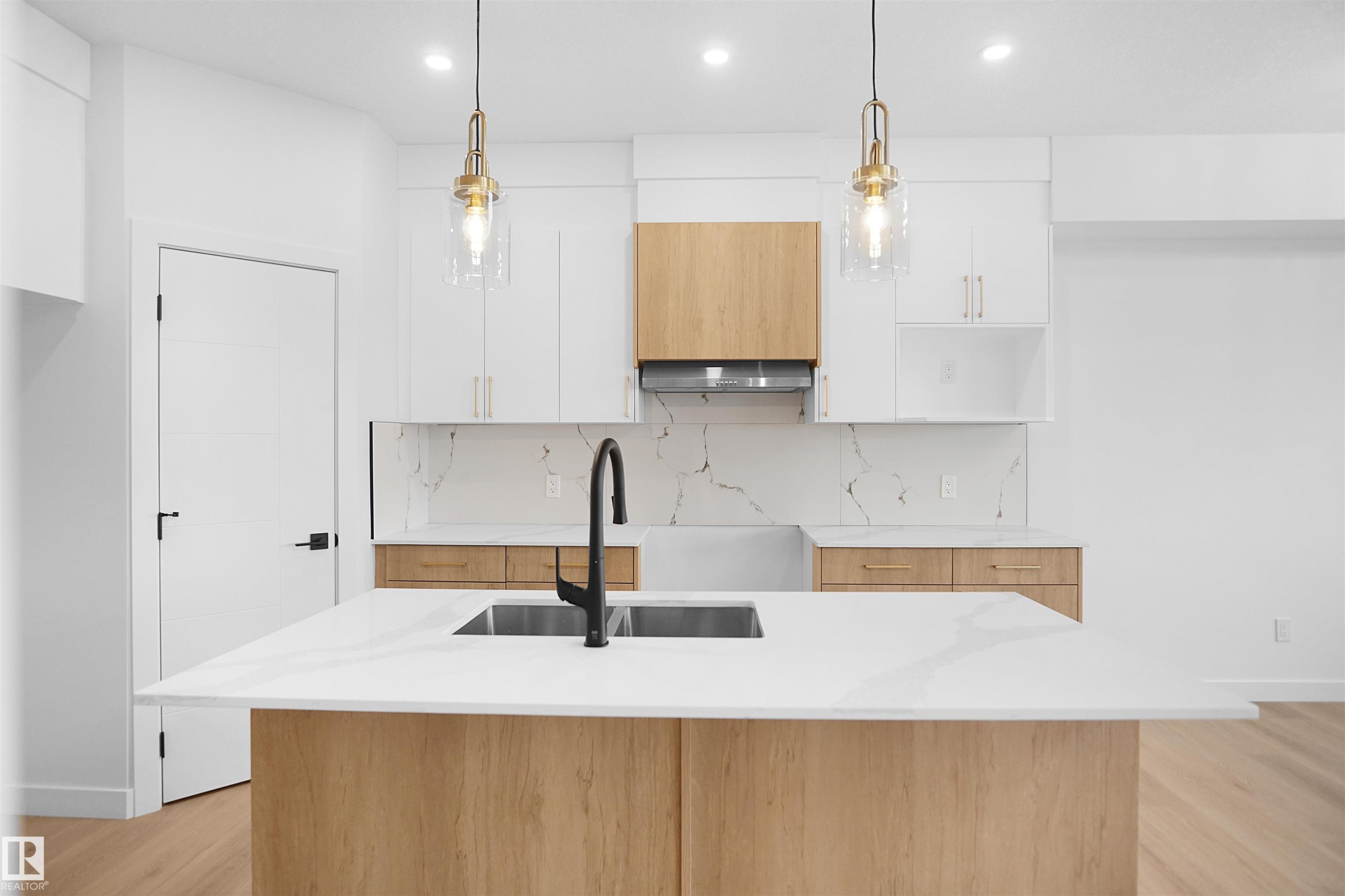 119 Peirwyck Loop, Spruce Grove, AB - Indoor Photo Showing Kitchen With Double Sink With Upgraded Kitchen