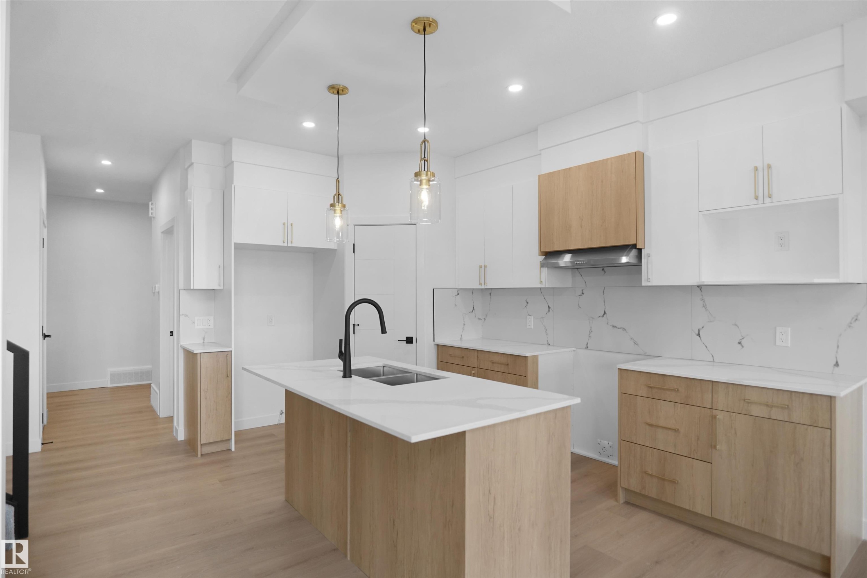 119 Peirwyck Loop, Spruce Grove, AB - Indoor Photo Showing Kitchen With Double Sink With Upgraded Kitchen