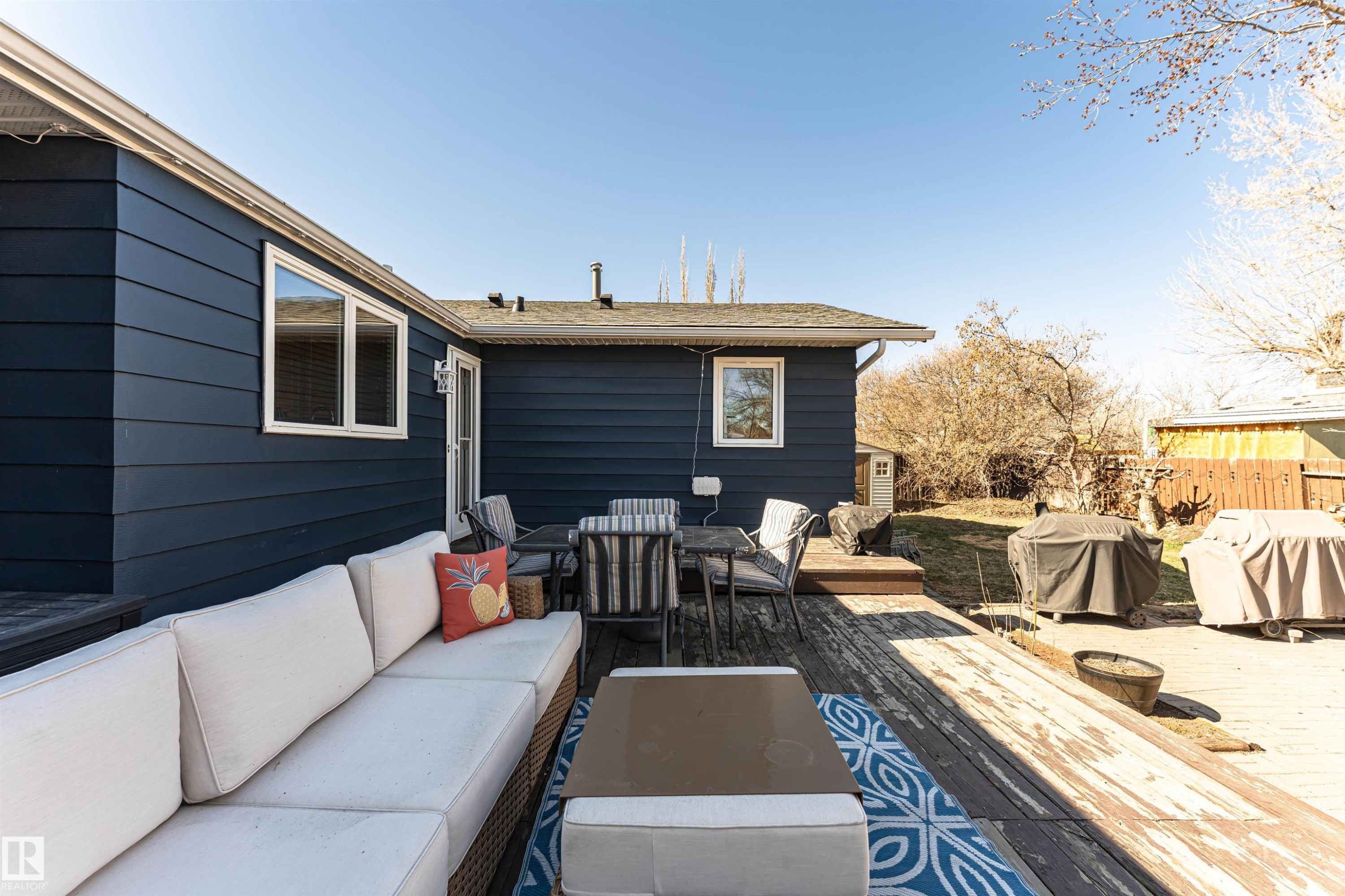 Expansive wood deck with a built-in bench seating area - 49 Ash Crescent, St. Albert, AB - Outdoor With Deck Patio Veranda With Exterior