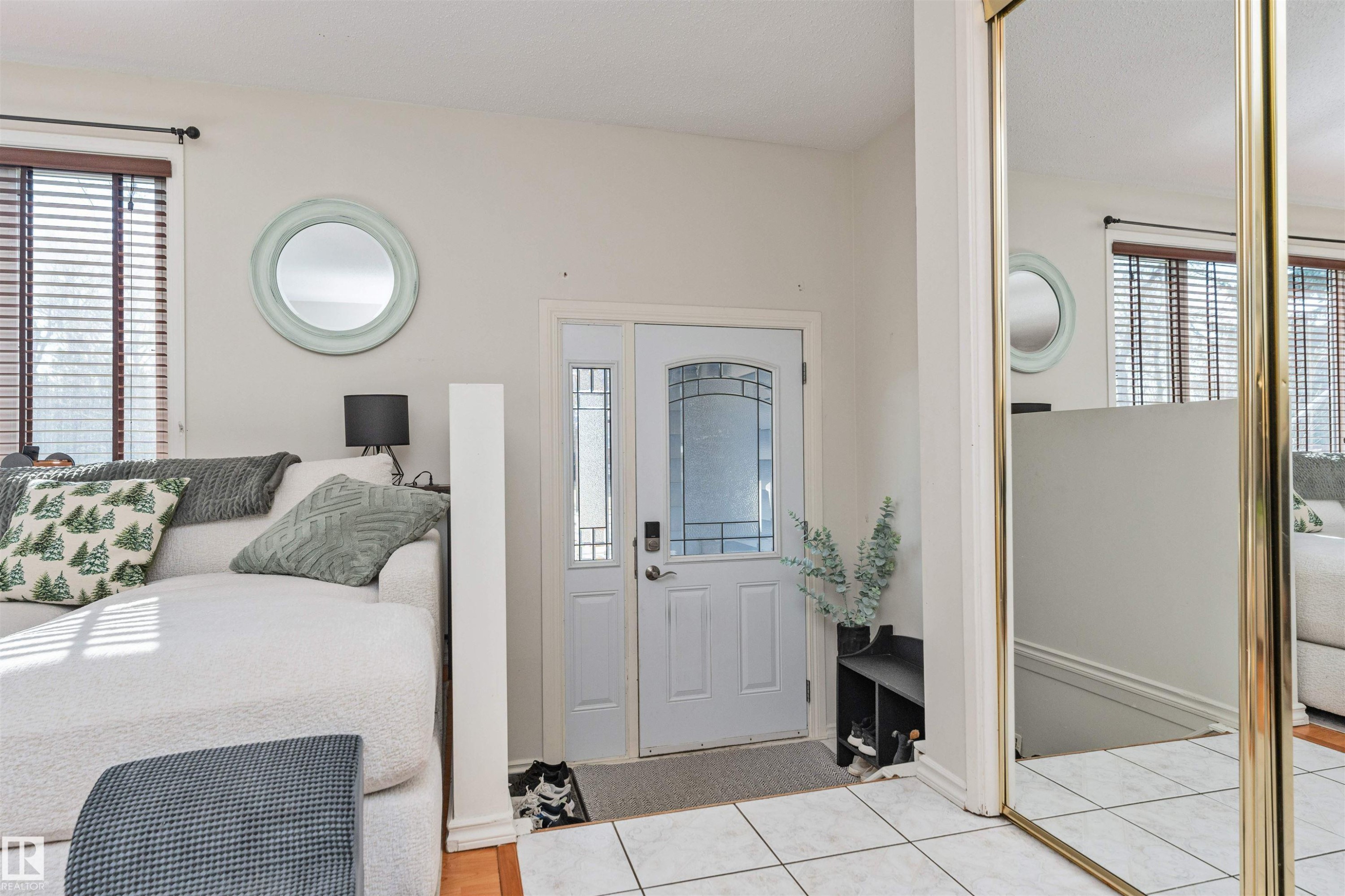 Entrance featuring a white door with decorative glass inserts and a sidelight - 49 Ash Crescent, St. Albert, AB - Indoor