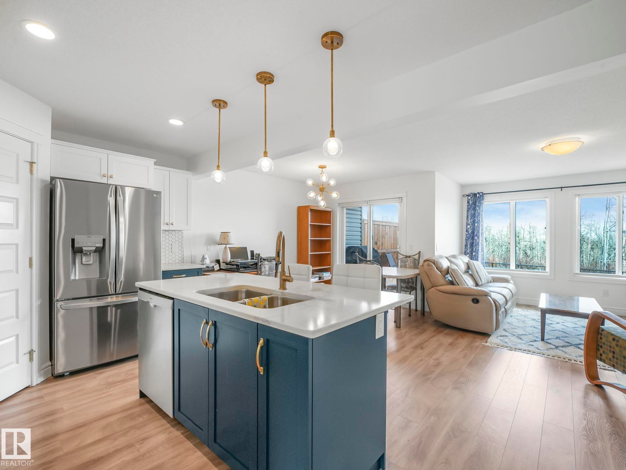3843 Robins Crescent, Edmonton, AB - Indoor Photo Showing Kitchen With Stainless Steel Kitchen With Double Sink With Upgraded Kitchen