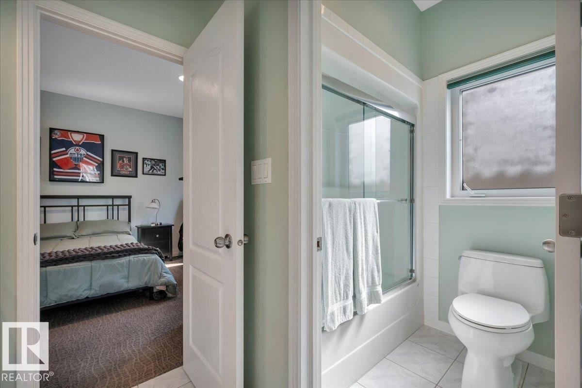314 Weaver Point(E), Edmonton, AB - Indoor Photo Showing Bathroom