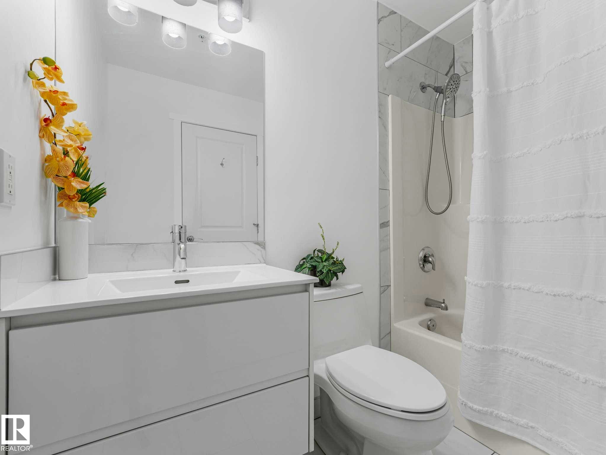 Image quality insufficient for description - 305 10504 99 Avenue, Edmonton, AB - Indoor Photo Showing Bathroom
