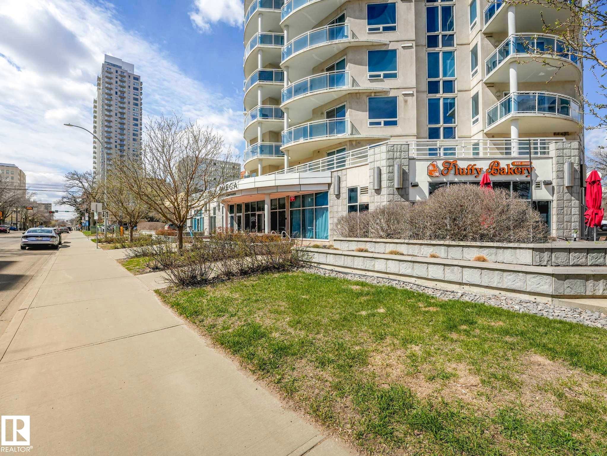 Image quality insufficient for description - 305 10504 99 Avenue, Edmonton, AB - Outdoor With Balcony