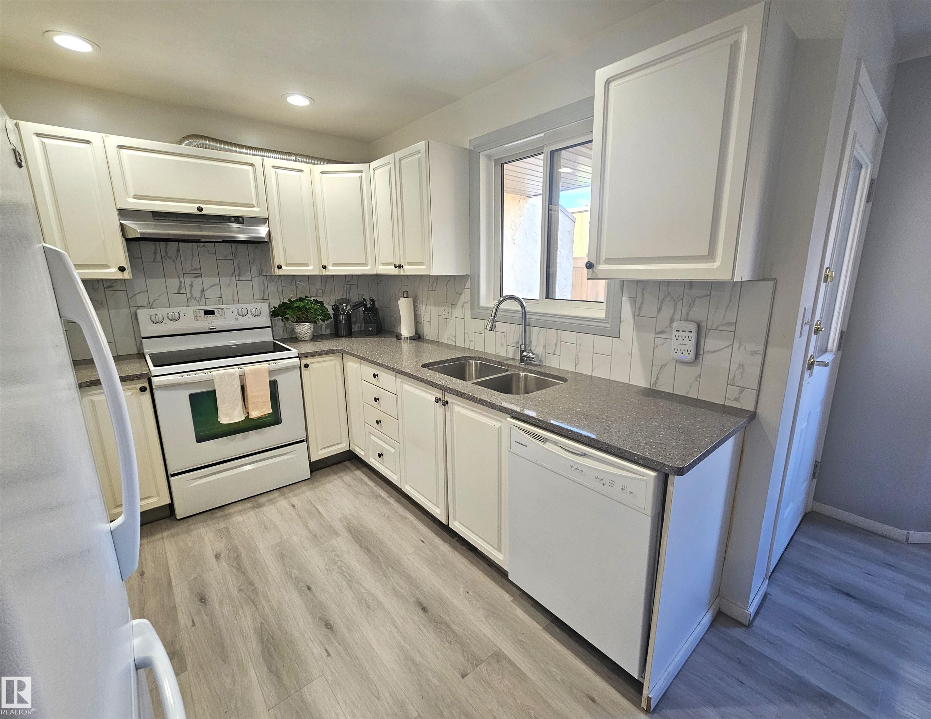 28 3645 145 Avenue, Edmonton, AB - Indoor Photo Showing Kitchen With Double Sink