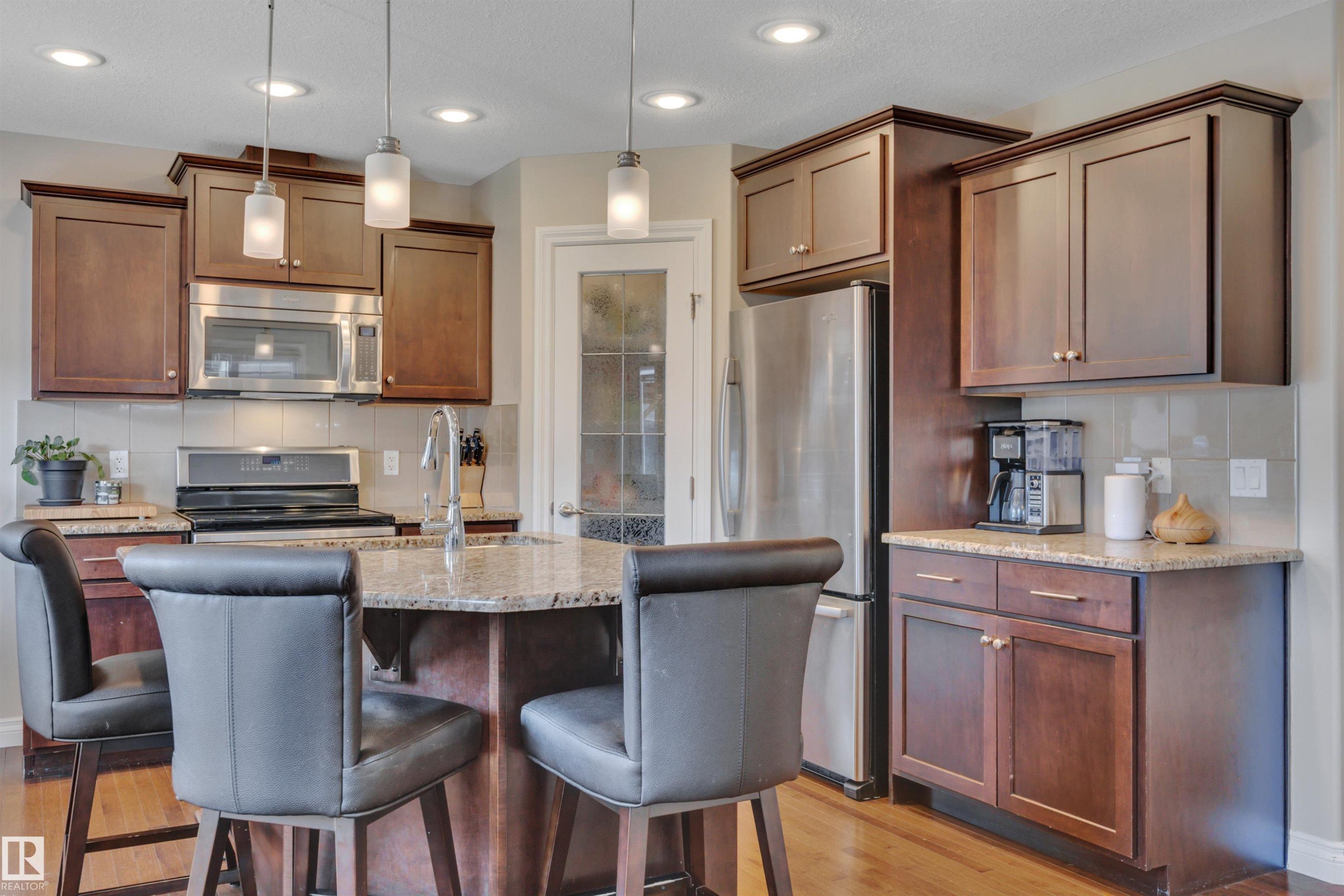 3911 Gallinger Loop, Edmonton, AB - Indoor Photo Showing Kitchen With Upgraded Kitchen