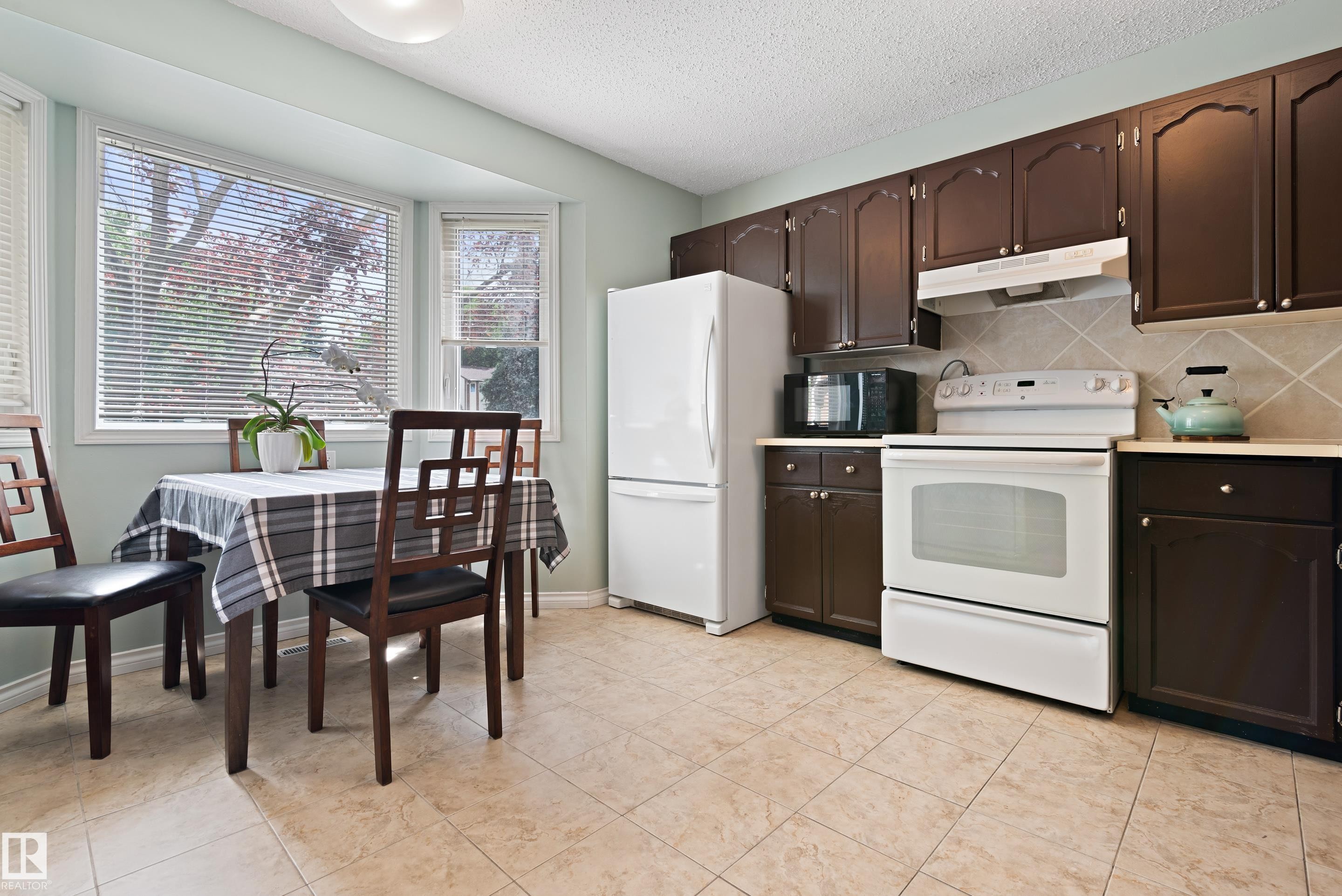 6163 38 Avenue, Edmonton, AB - Indoor Photo Showing Kitchen