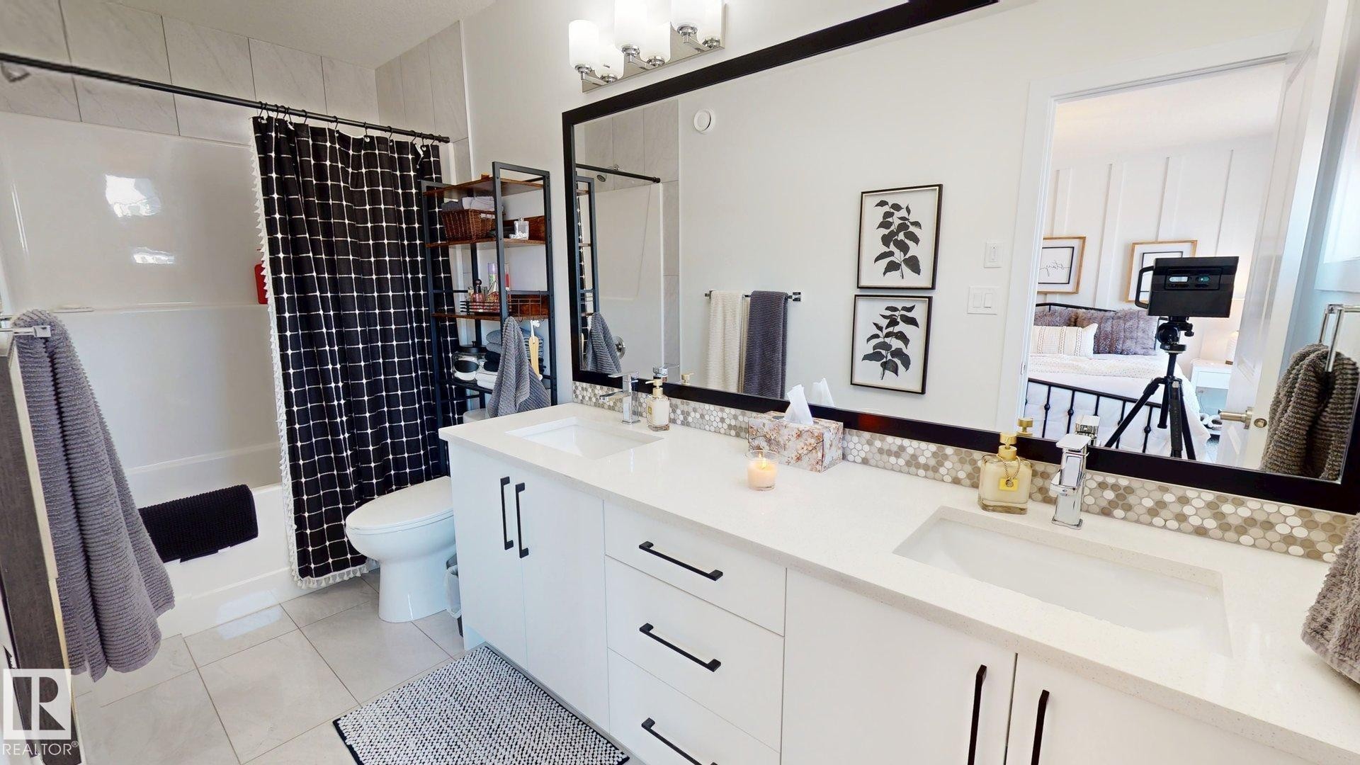 7217 Chivers Place, Edmonton, AB - Indoor Photo Showing Bathroom