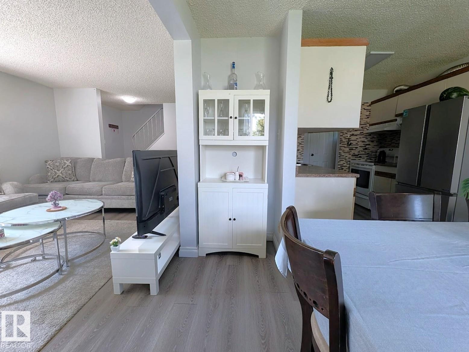 61 Mcleod Place, Edmonton, AB - Indoor
