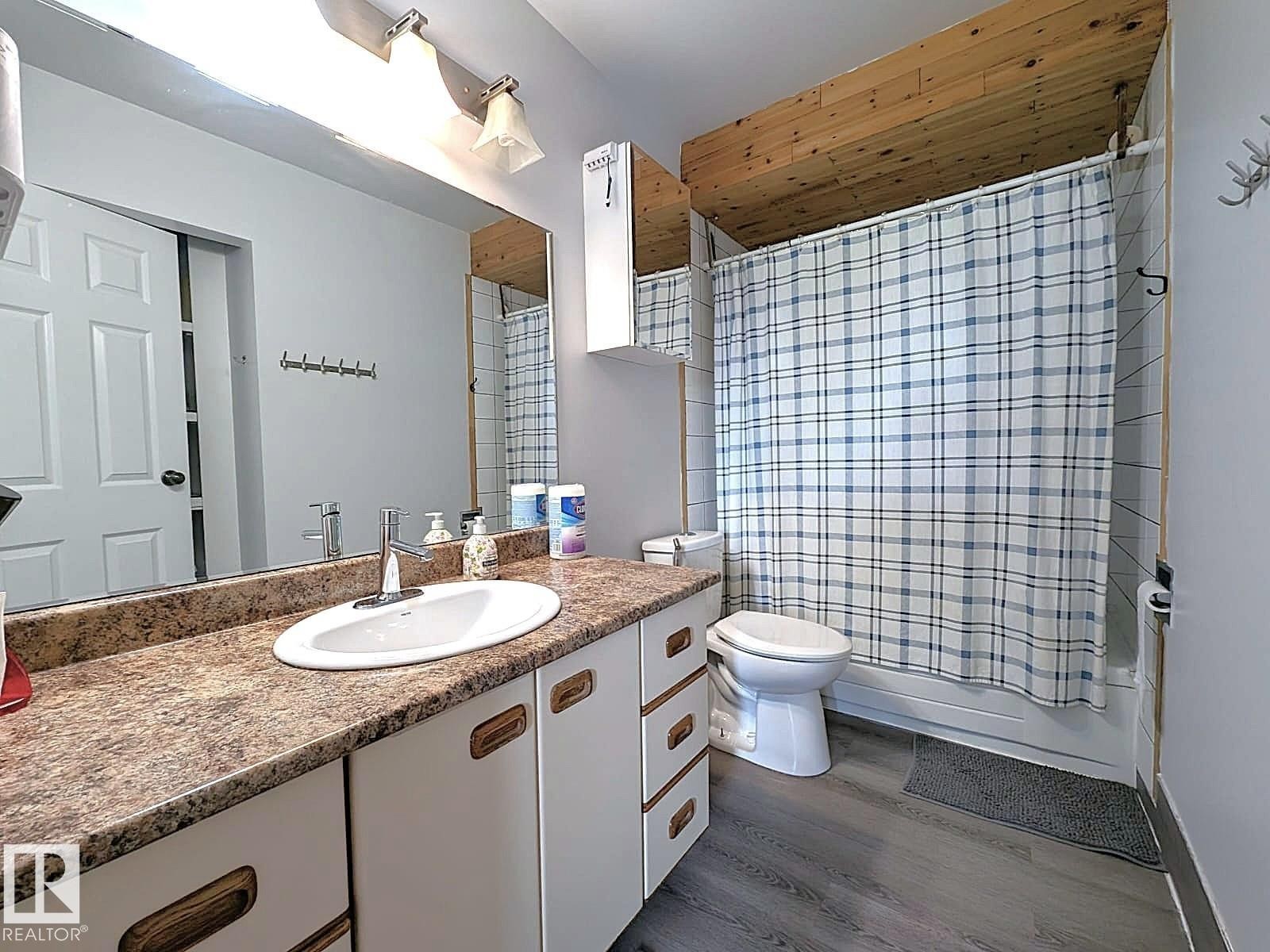 61 Mcleod Place, Edmonton, AB - Indoor Photo Showing Bathroom