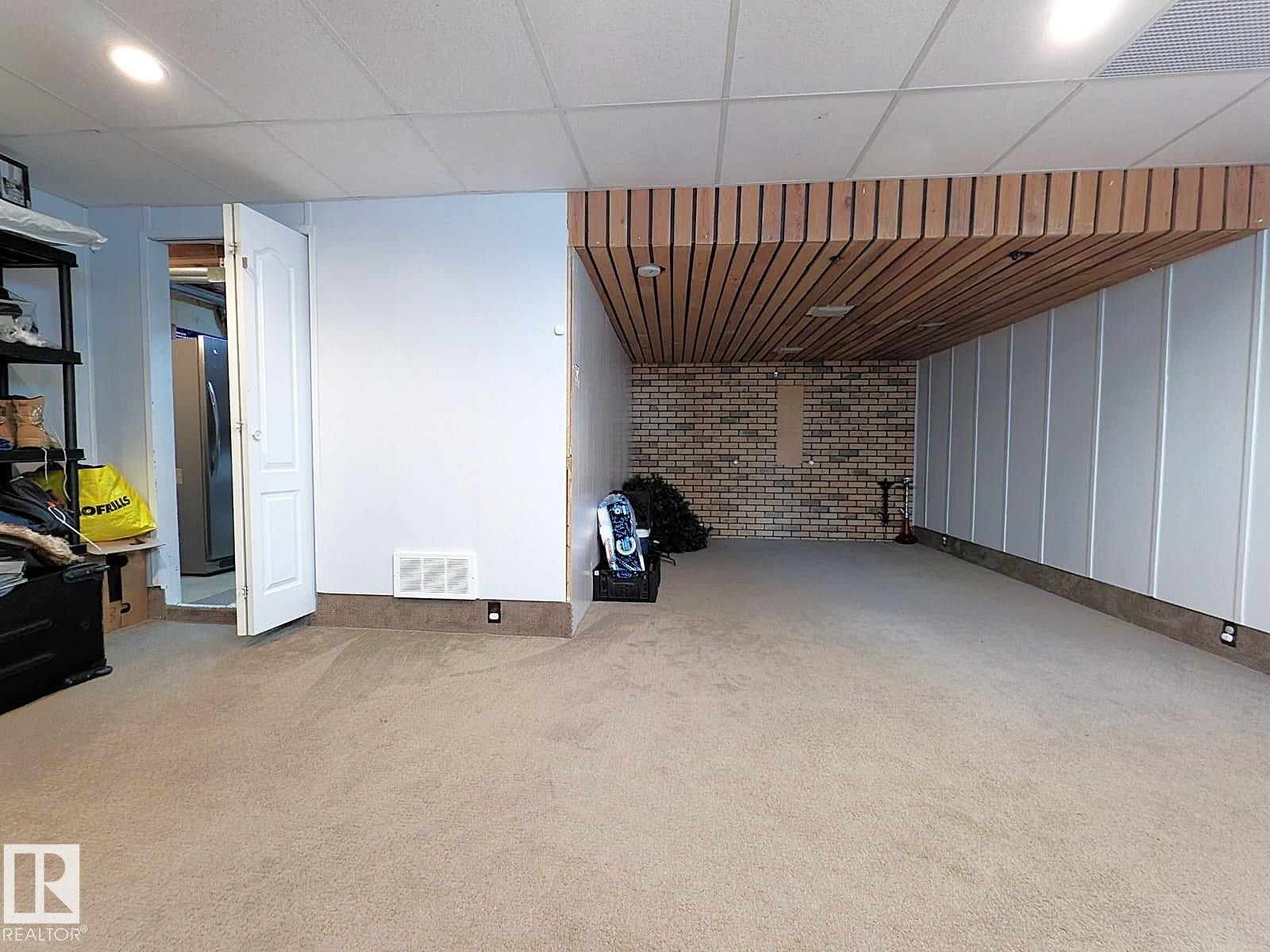 61 Mcleod Place, Edmonton, AB - Indoor Photo Showing Other Room