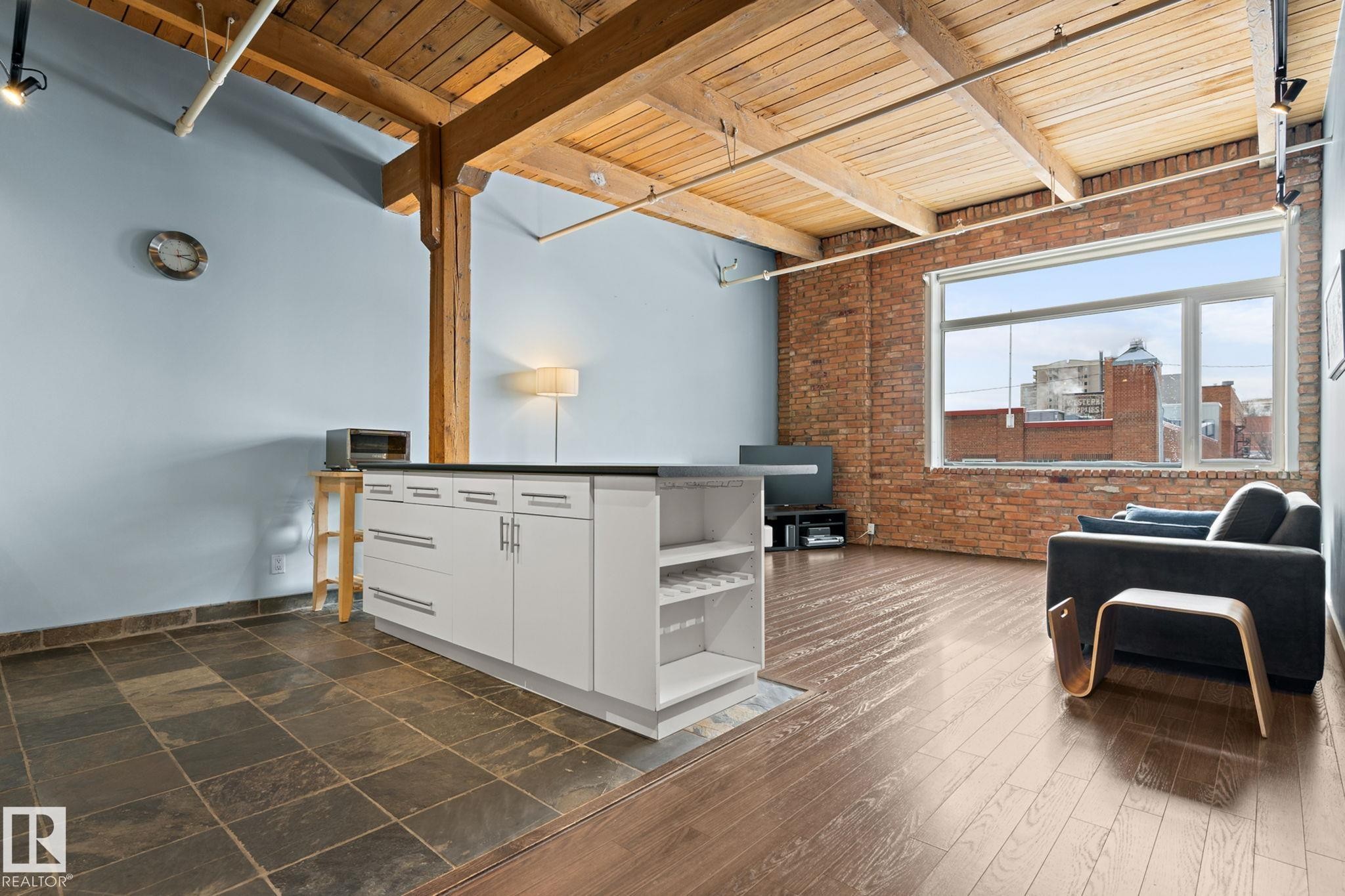 #213 10309 107 St Nw, Edmonton, AB - Indoor
