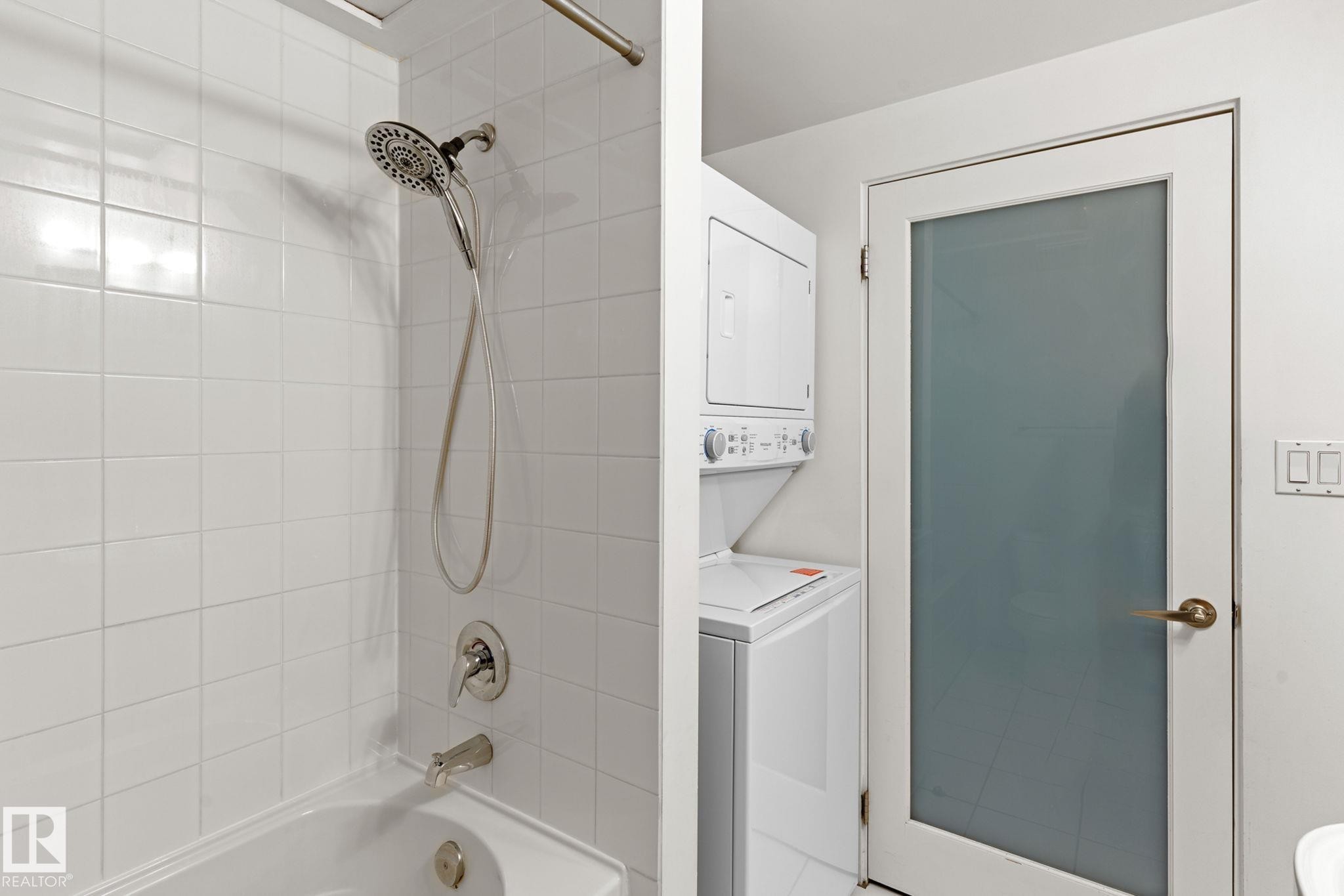 #213 10309 107 St Nw, Edmonton, AB - Indoor Photo Showing Bathroom