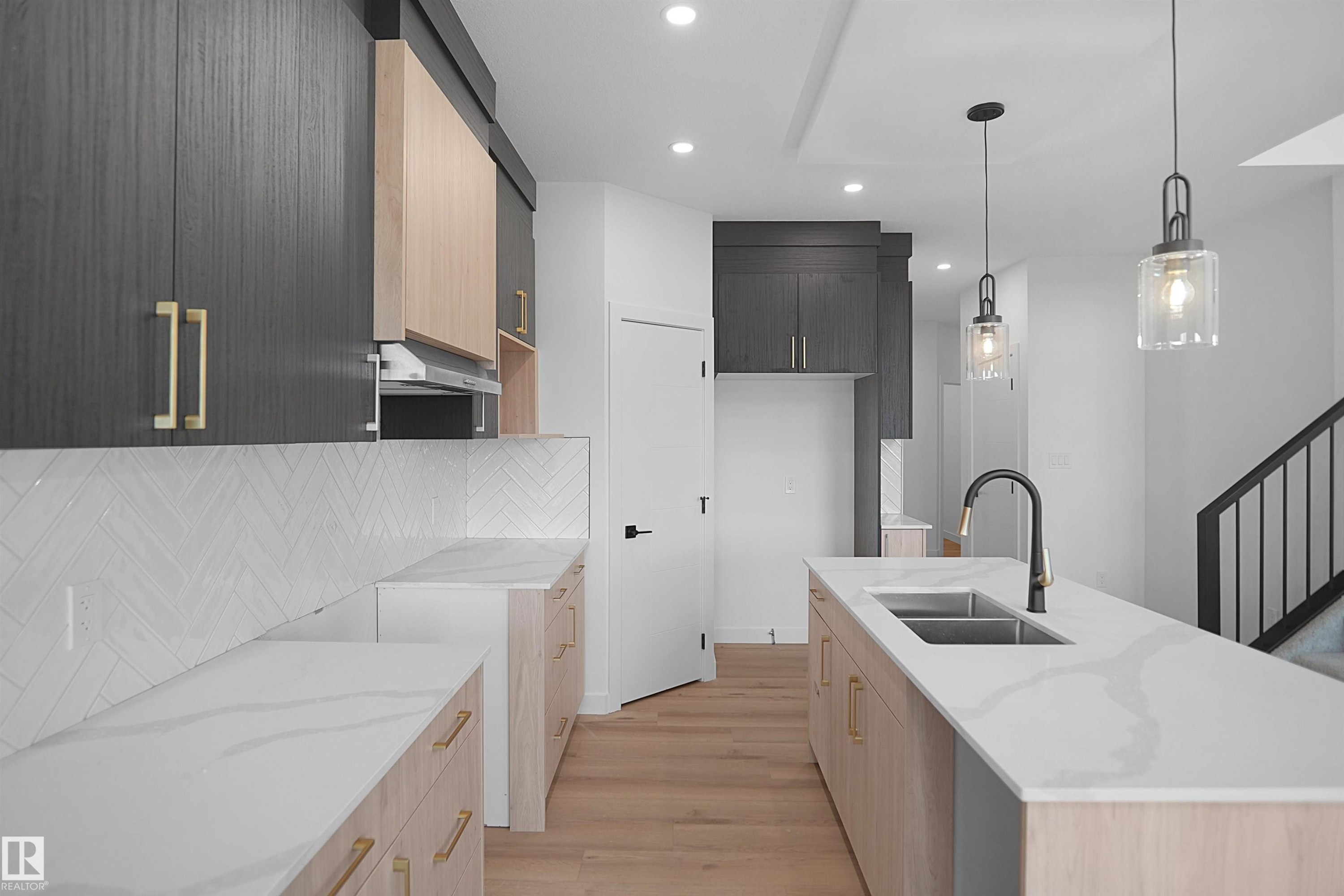 117 Peirwyck Loop, Spruce Grove, AB - Indoor Photo Showing Kitchen With Double Sink With Upgraded Kitchen