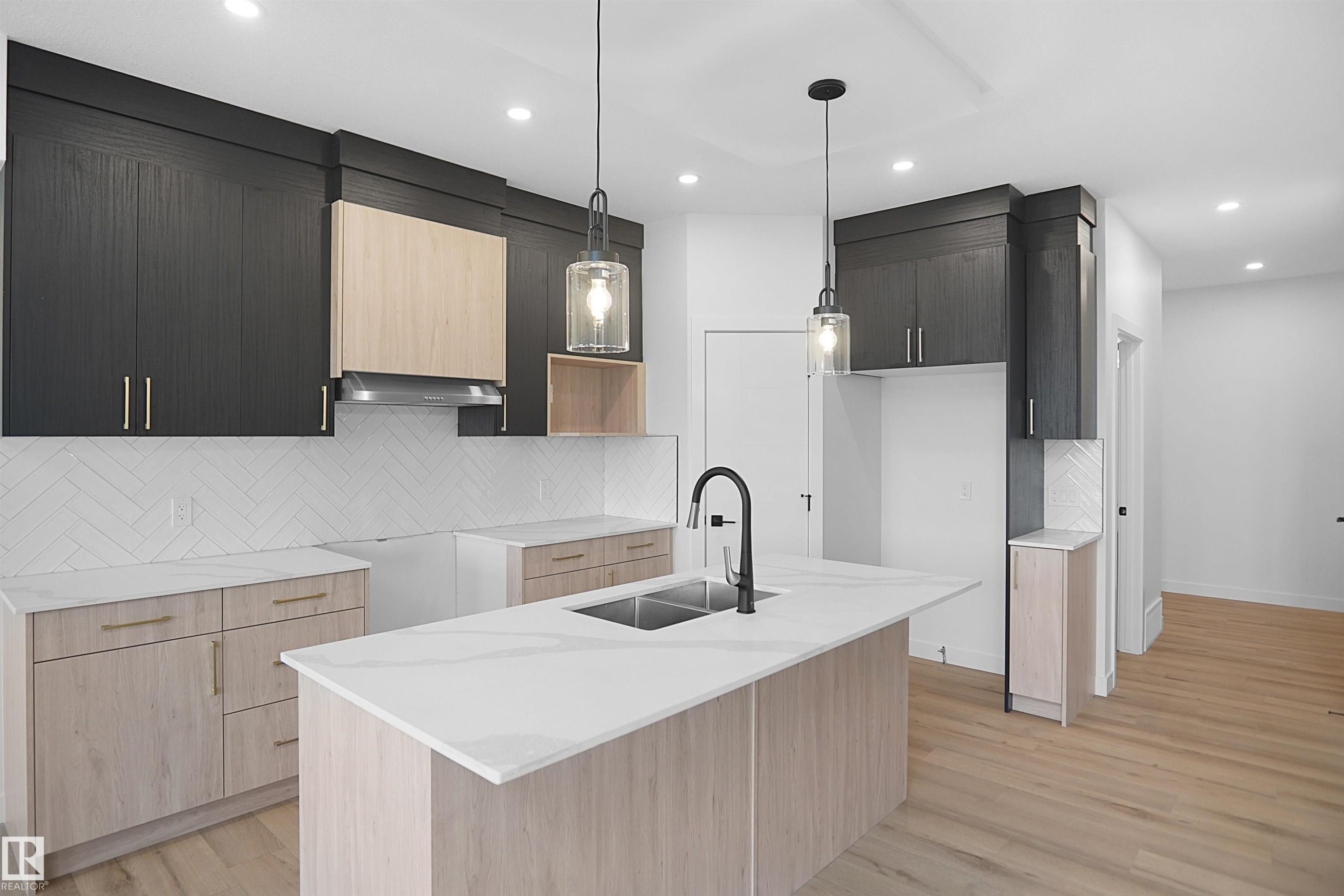 117 Peirwyck Loop, Spruce Grove, AB - Indoor Photo Showing Kitchen With Double Sink With Upgraded Kitchen