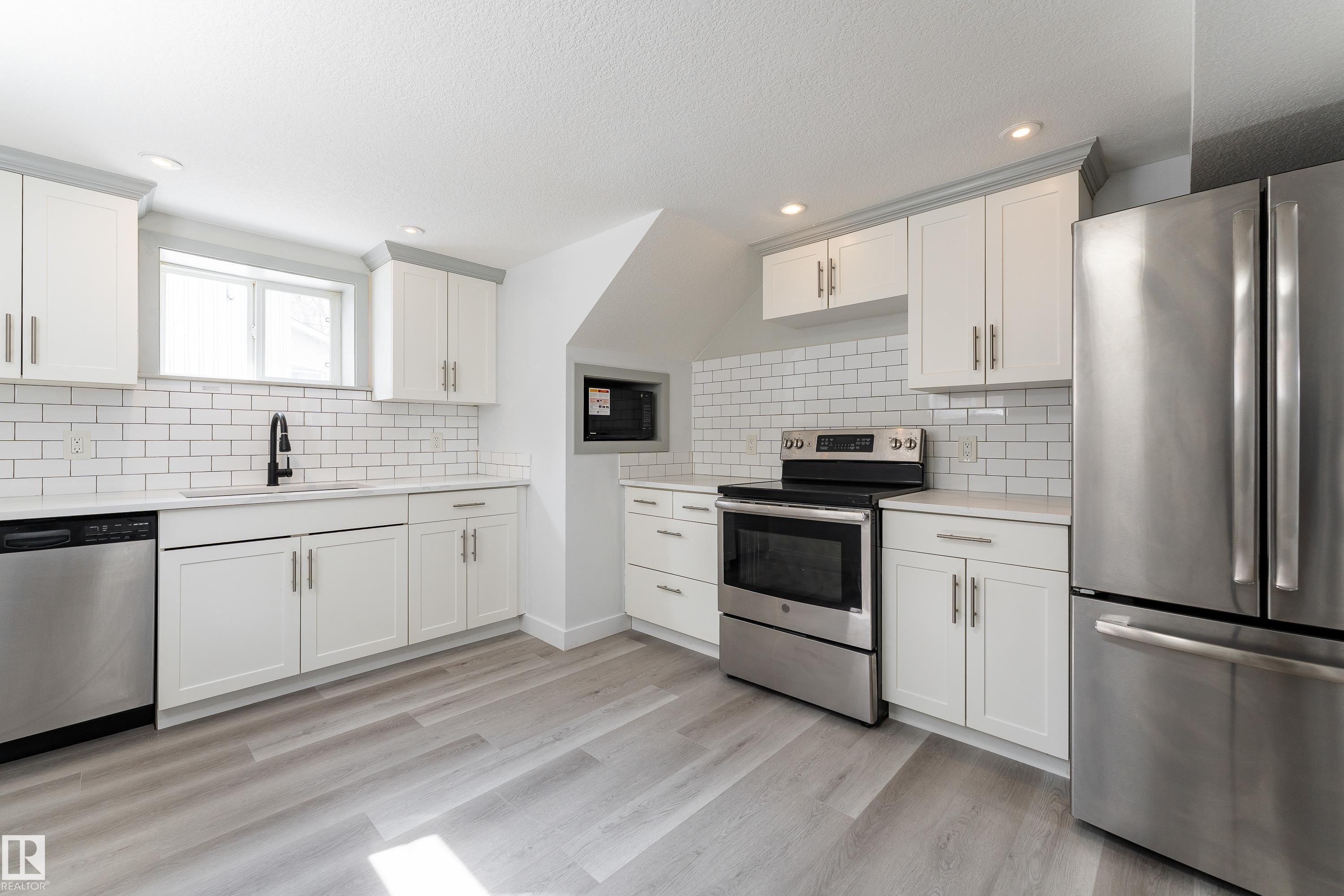 11844 St Albert Trail, Edmonton, AB - Indoor Photo Showing Kitchen With Upgraded Kitchen