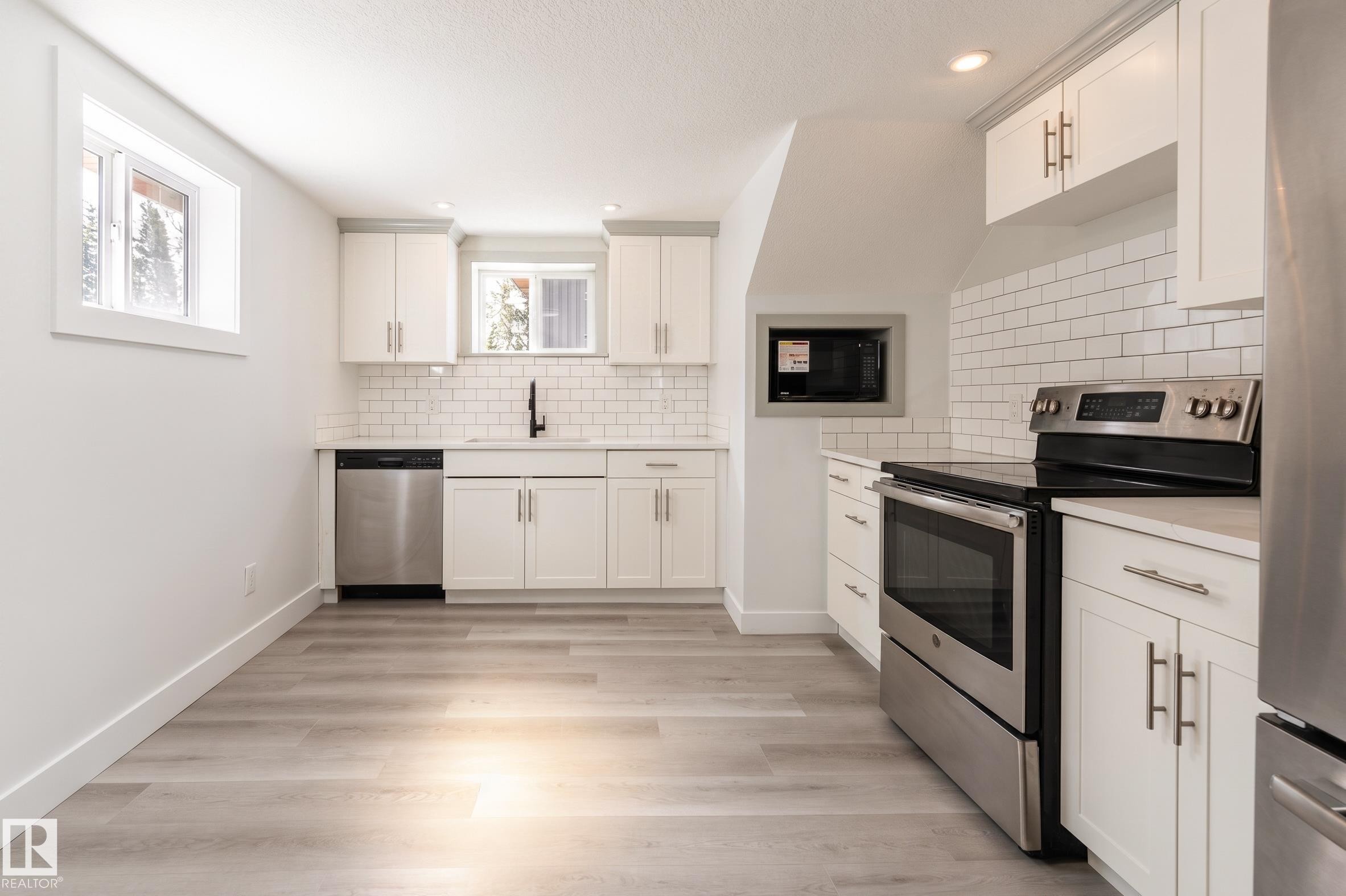 11844 St Albert Trail, Edmonton, AB - Indoor Photo Showing Kitchen