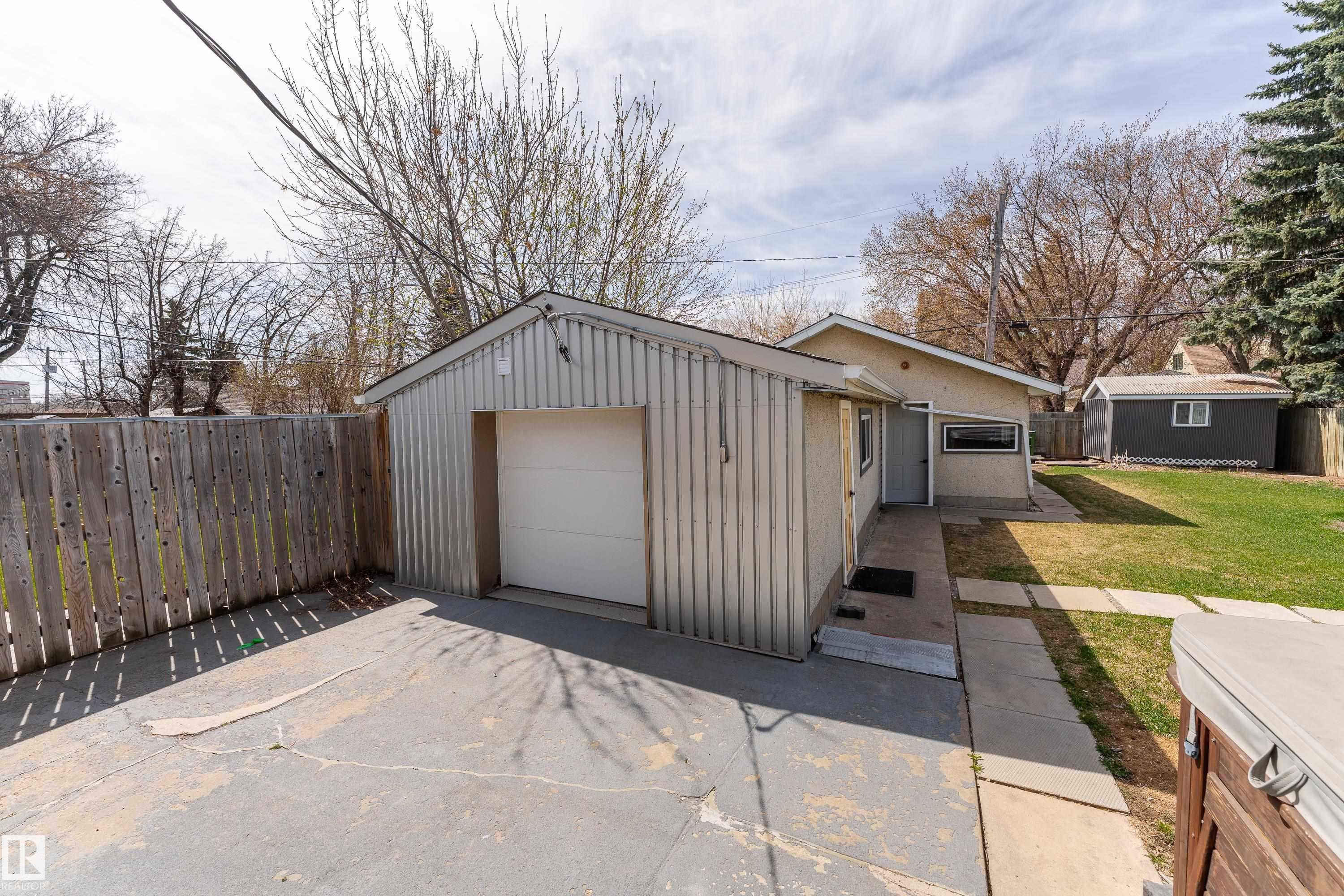 11844 St Albert Trail, Edmonton, AB - Outdoor