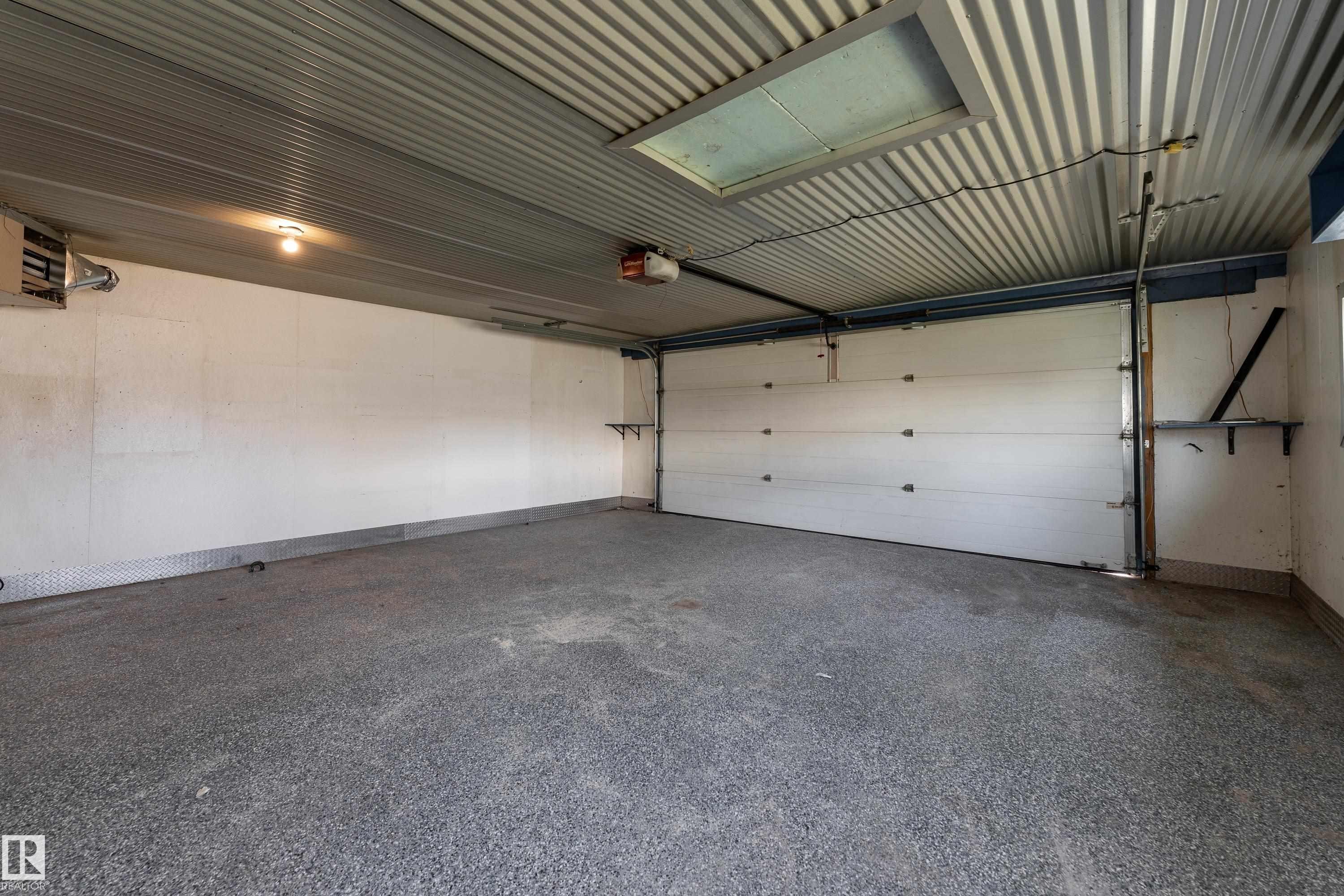 11844 St Albert Trail, Edmonton, AB - Indoor Photo Showing Garage