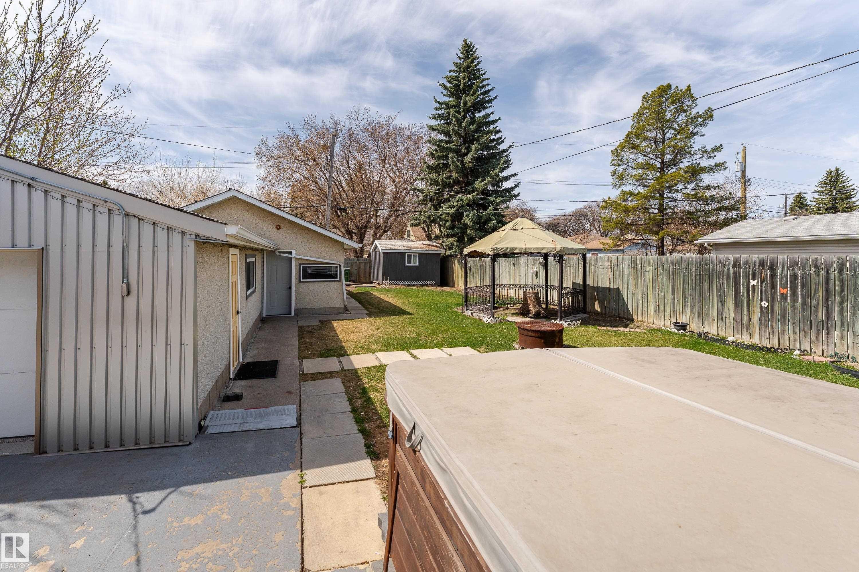 11844 St Albert Trail, Edmonton, AB - Outdoor