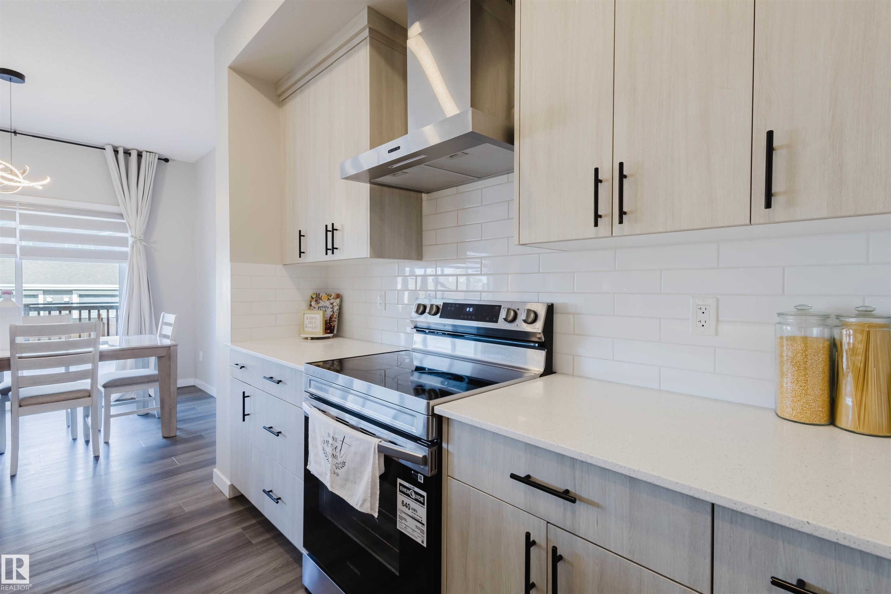 5612 Hawthorn Way, Edmonton, AB - Indoor Photo Showing Kitchen With Upgraded Kitchen