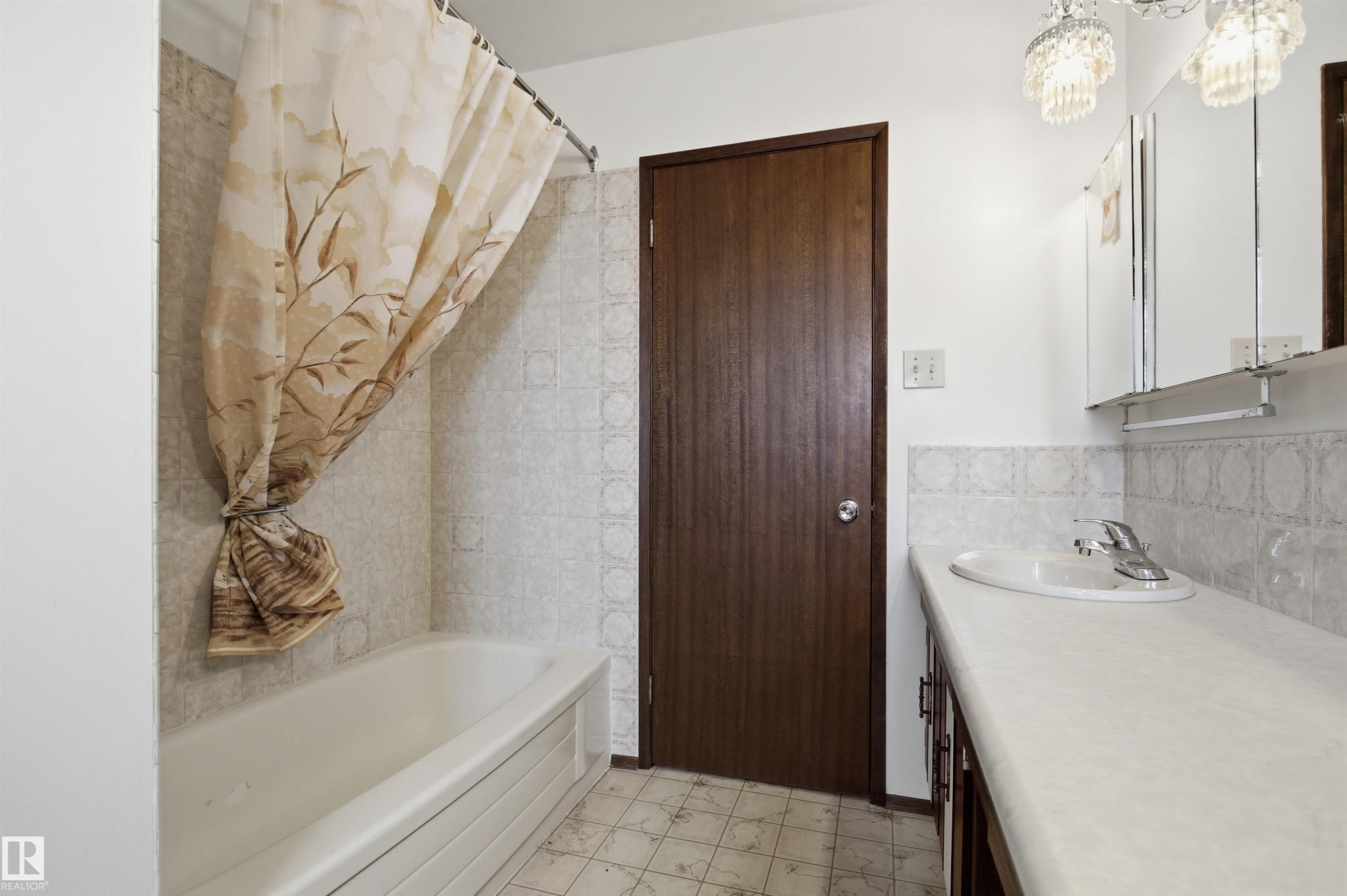 13222 116 Street, Edmonton, AB - Indoor Photo Showing Bathroom