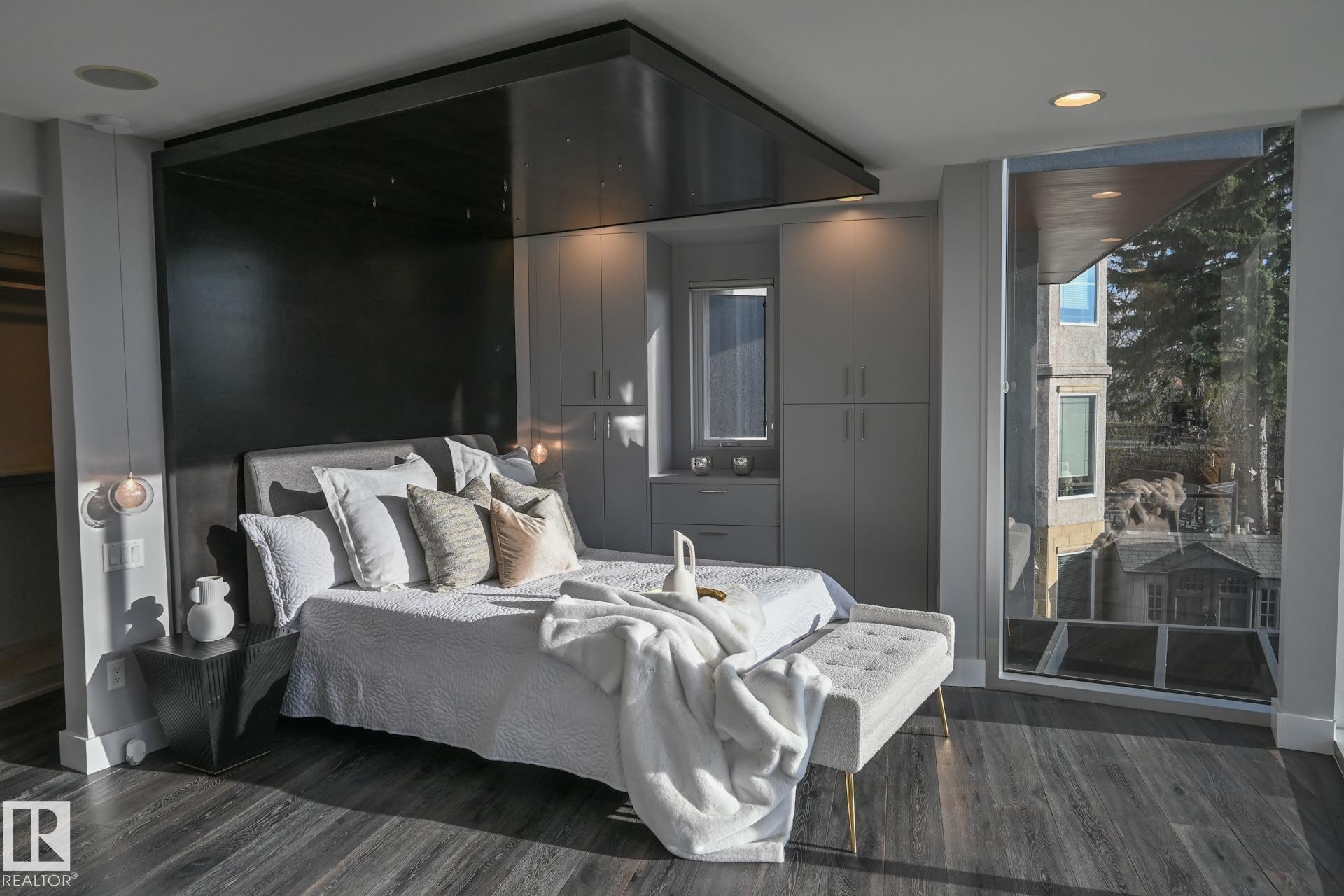 9509 99B Street, Edmonton, AB - Indoor Photo Showing Bedroom