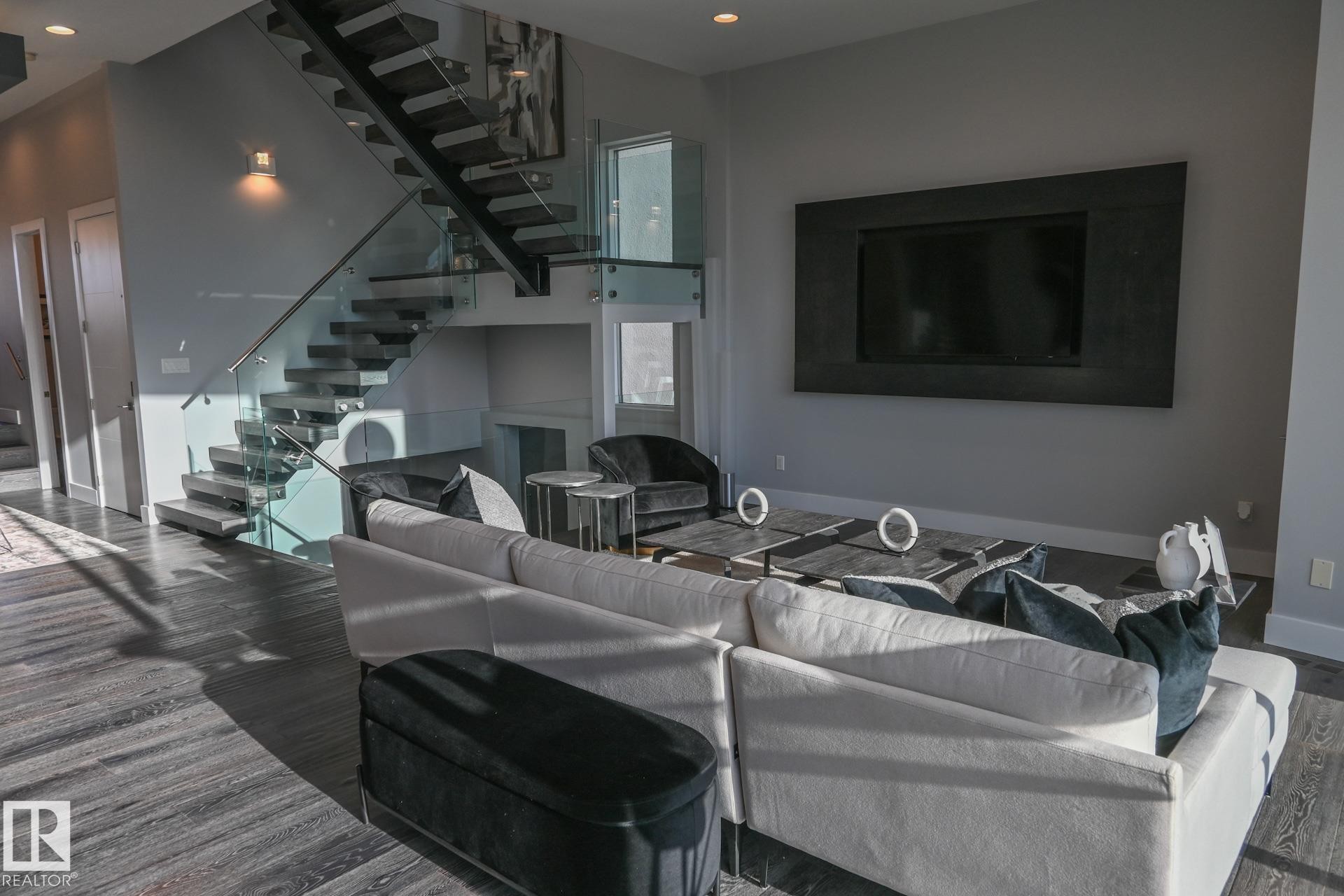 9509 99B Street, Edmonton, AB - Indoor Photo Showing Living Room