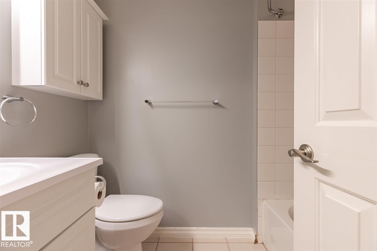 108 9010 106 Avenue, Edmonton, AB - Indoor Photo Showing Bathroom