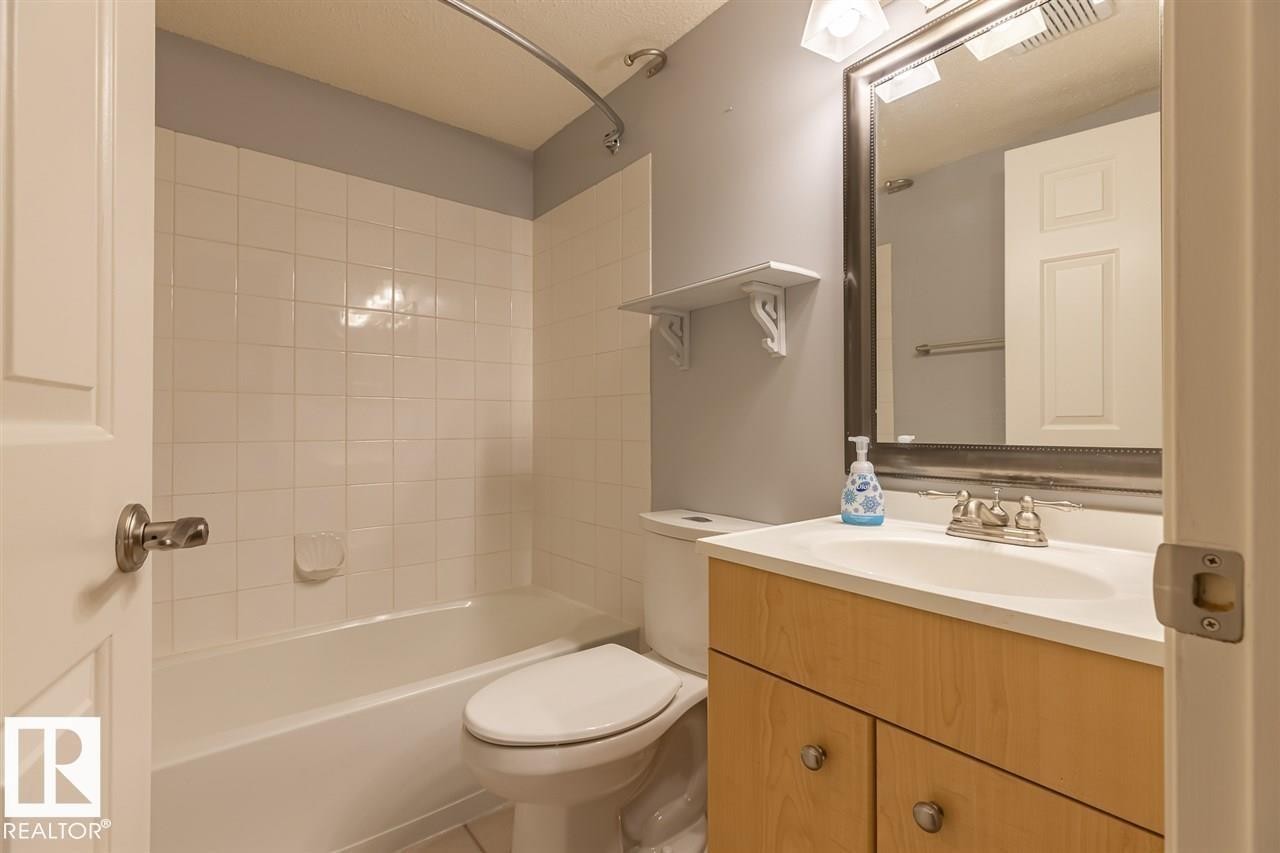 108 9010 106 Avenue, Edmonton, AB - Indoor Photo Showing Bathroom