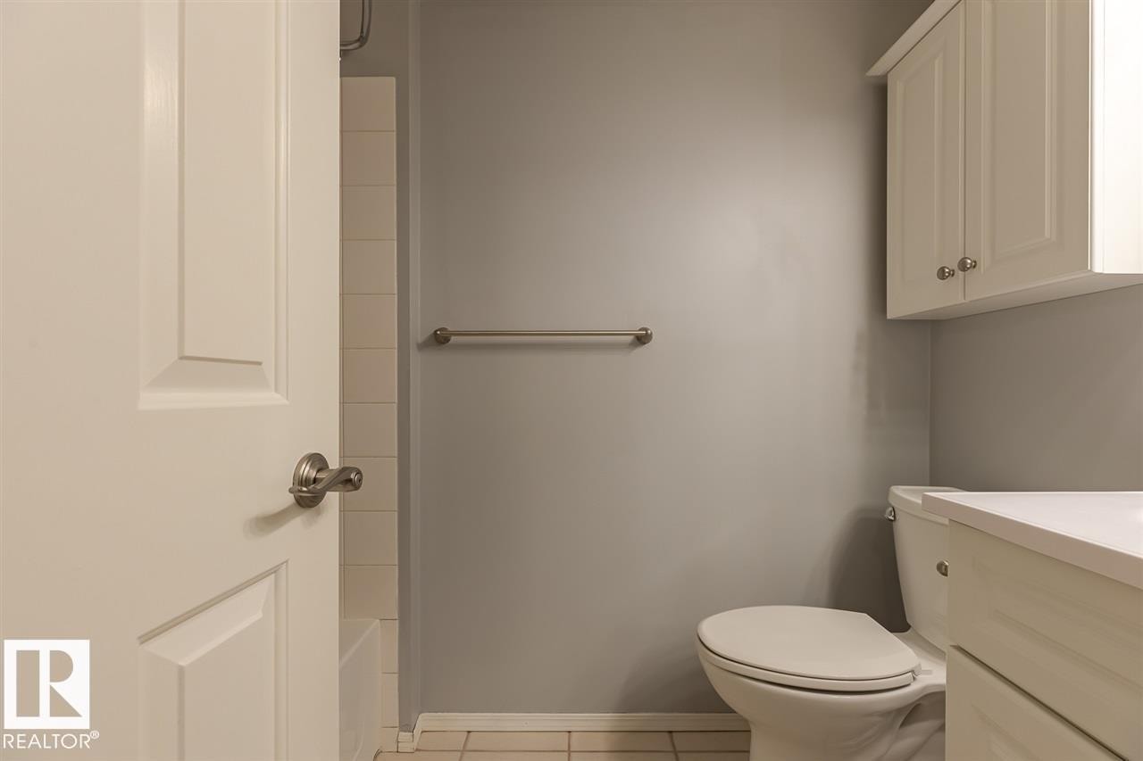 108 9010 106 Avenue, Edmonton, AB - Indoor Photo Showing Bathroom