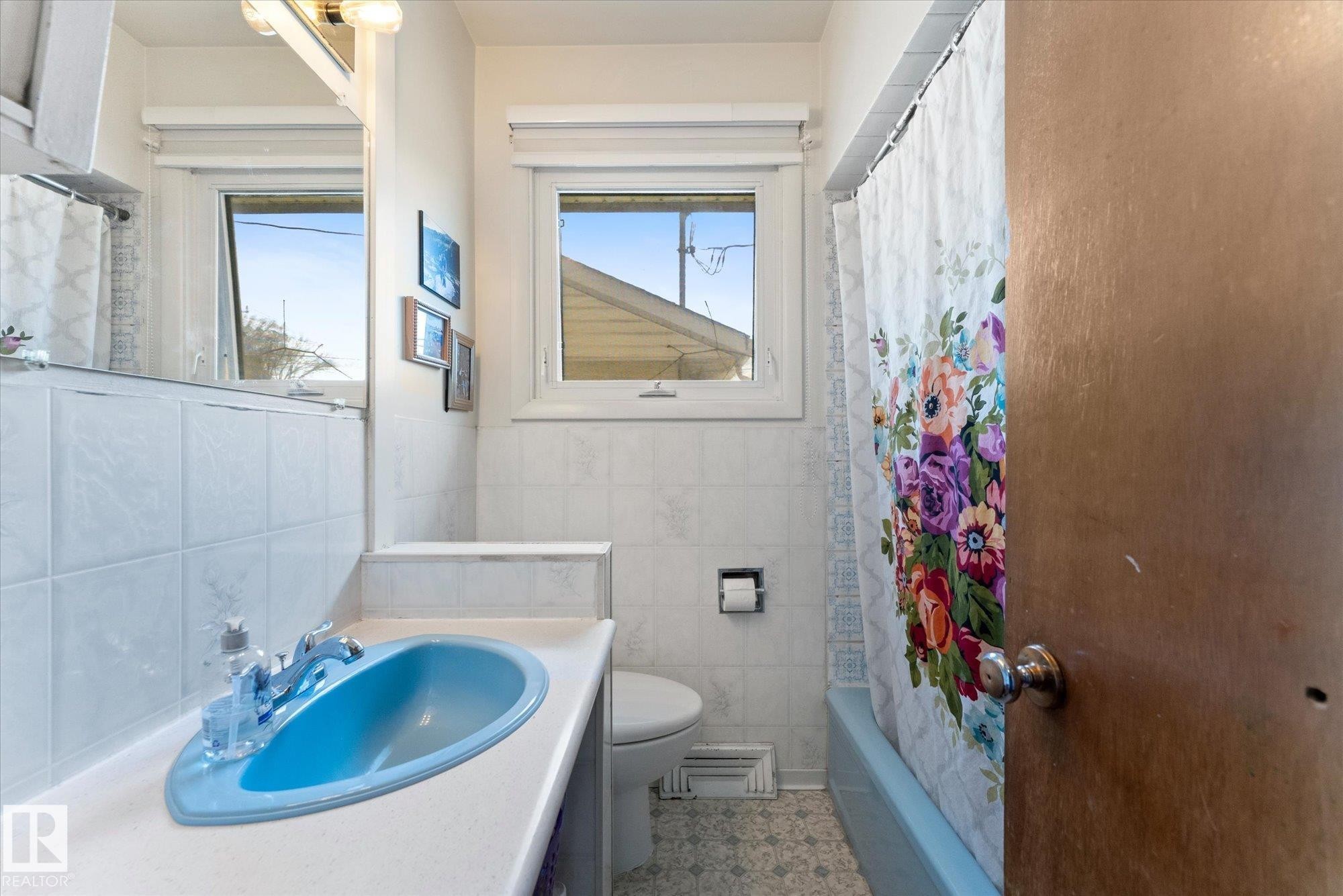 5703 119 Avenue, Edmonton, AB - Indoor Photo Showing Bathroom
