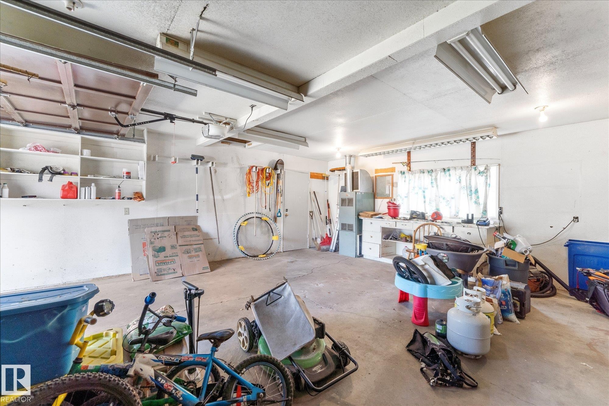 5703 119 Avenue, Edmonton, AB - Indoor Photo Showing Garage