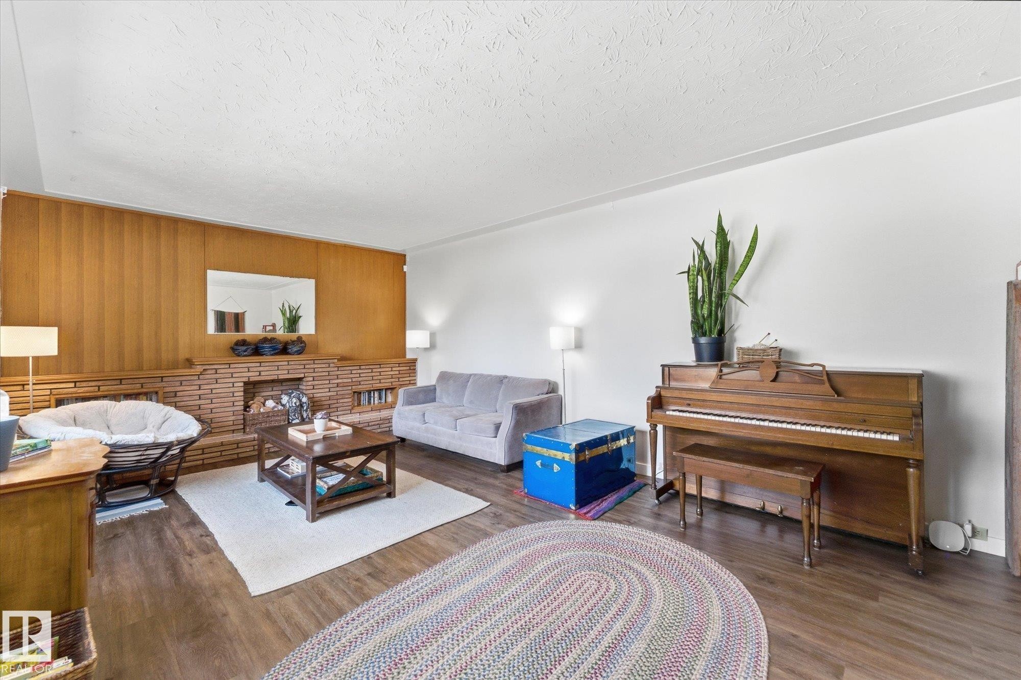 5703 119 Avenue, Edmonton, AB - Indoor Photo Showing Living Room