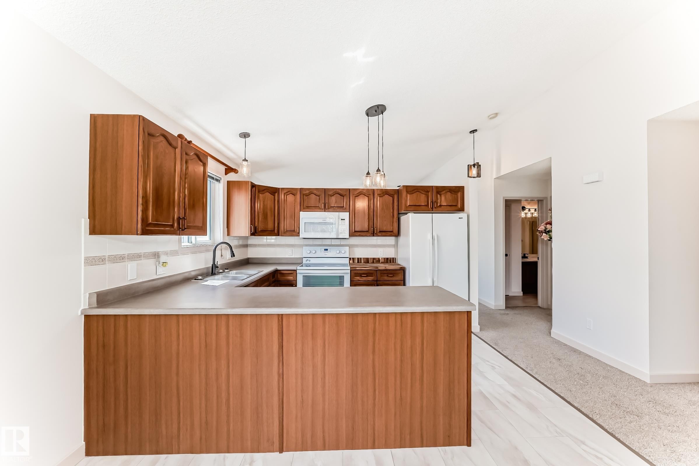 13519 32 Street, Edmonton, AB - Indoor Photo Showing Kitchen
