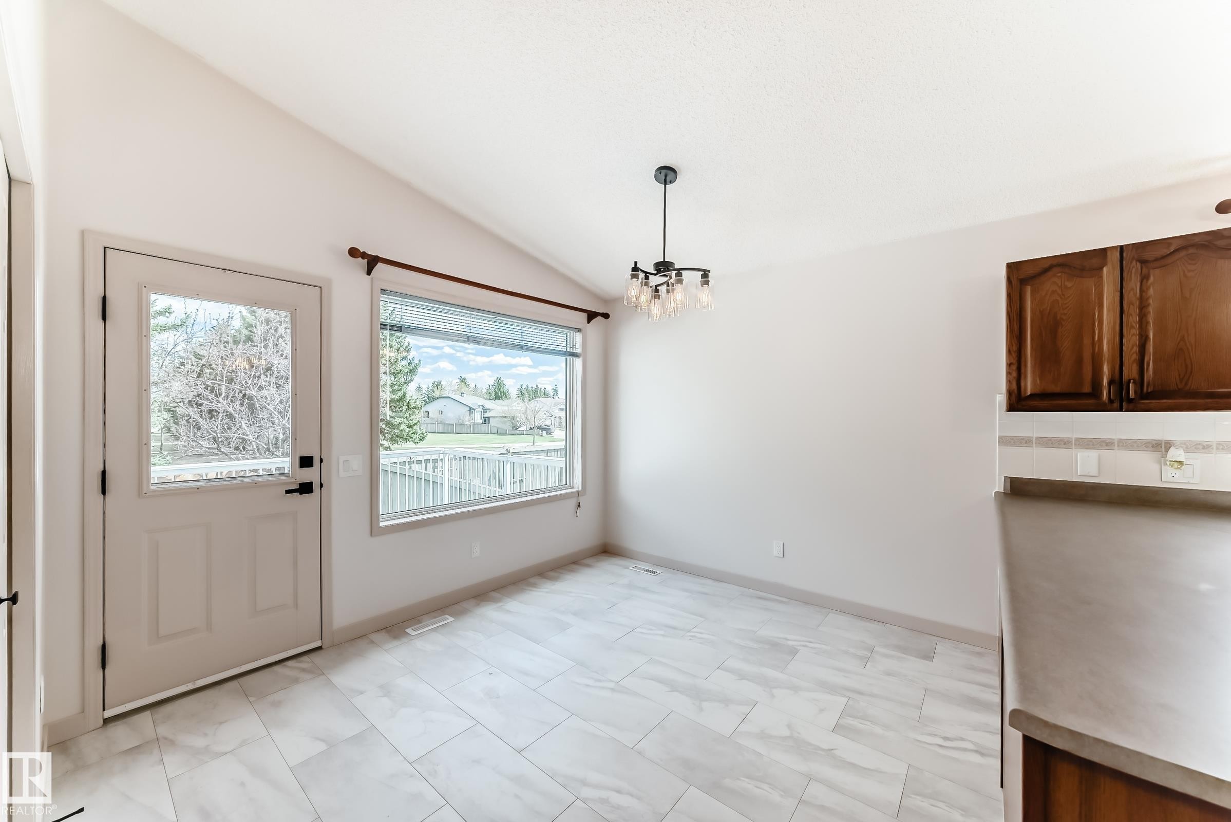 13519 32 Street, Edmonton, AB - Indoor Photo Showing Other Room