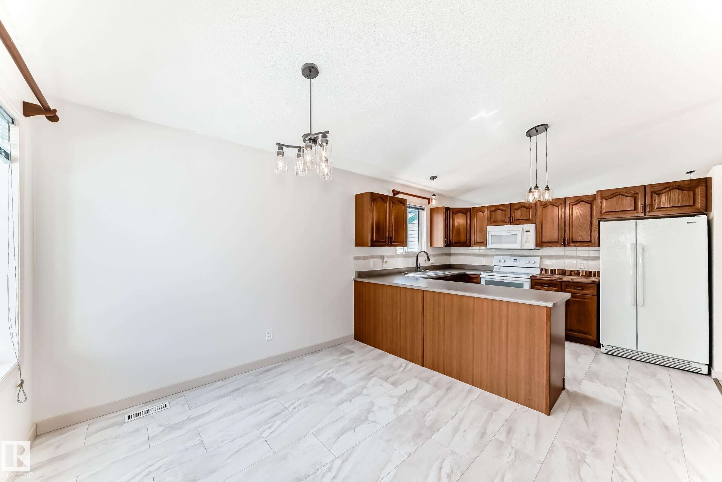 13519 32 Street, Edmonton, AB - Indoor Photo Showing Kitchen