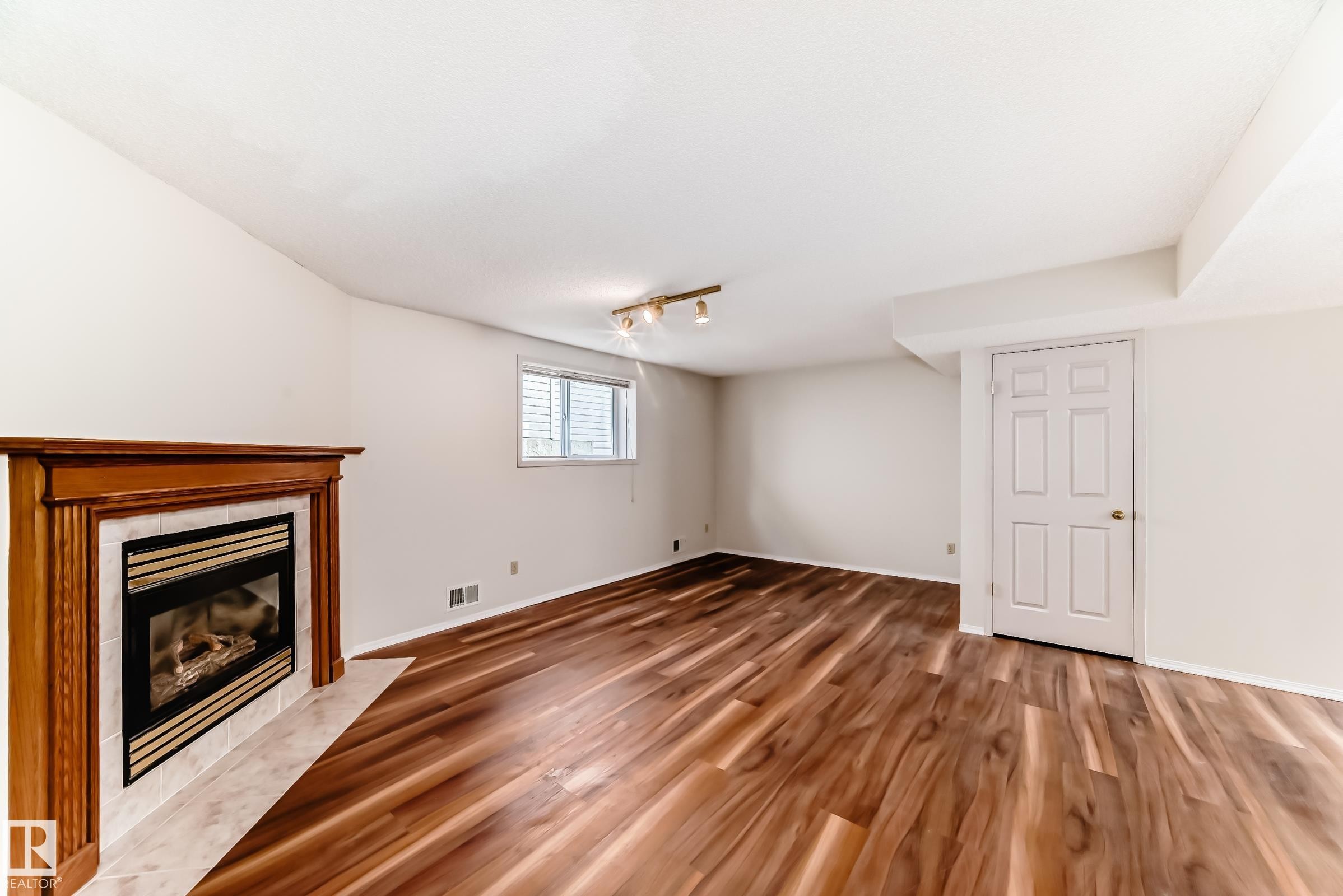 13519 32 Street, Edmonton, AB - Indoor With Fireplace