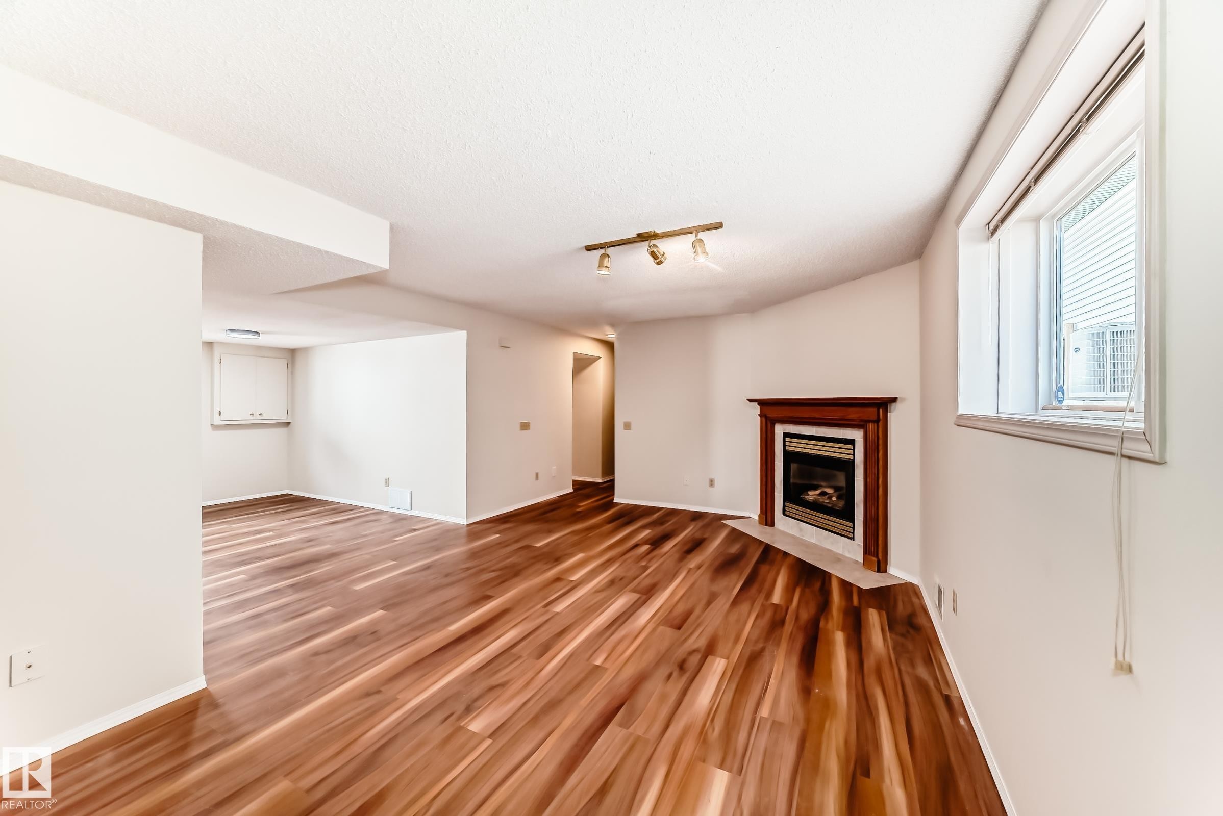13519 32 Street, Edmonton, AB - Indoor With Fireplace