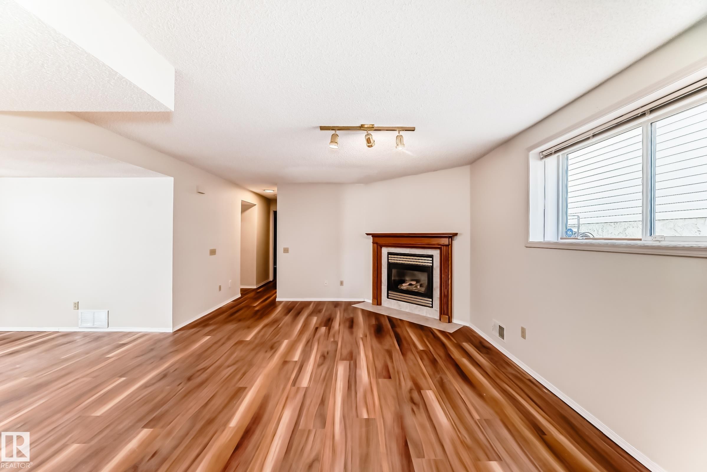 13519 32 Street, Edmonton, AB - Indoor With Fireplace