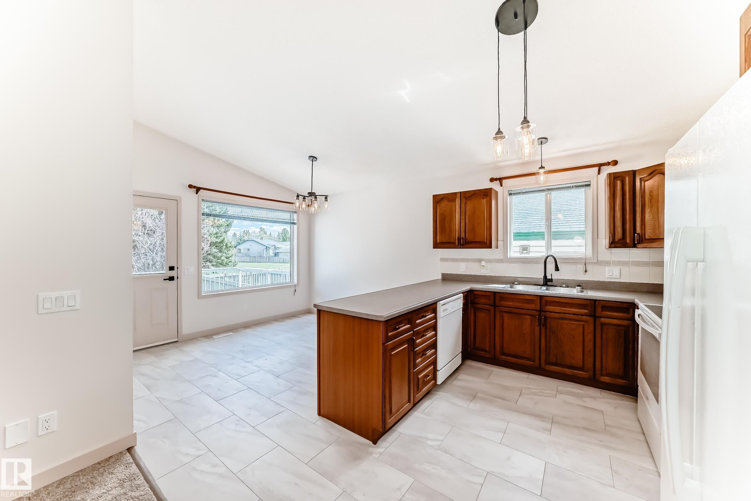 13519 32 Street, Edmonton, AB - Indoor Photo Showing Kitchen With Double Sink