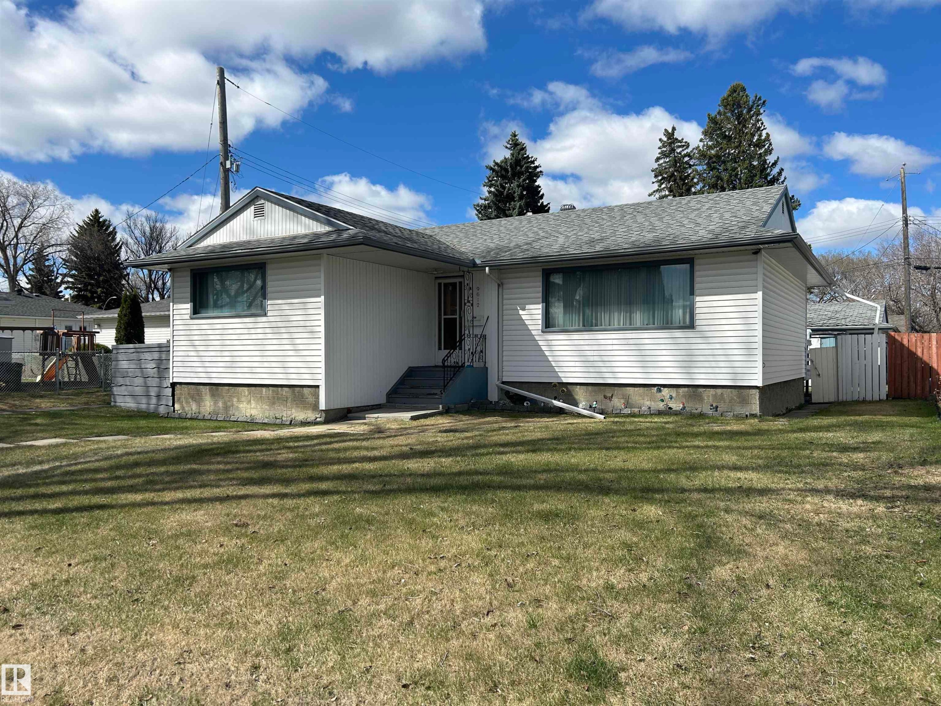 9612 75A Street, Edmonton, AB - Outdoor