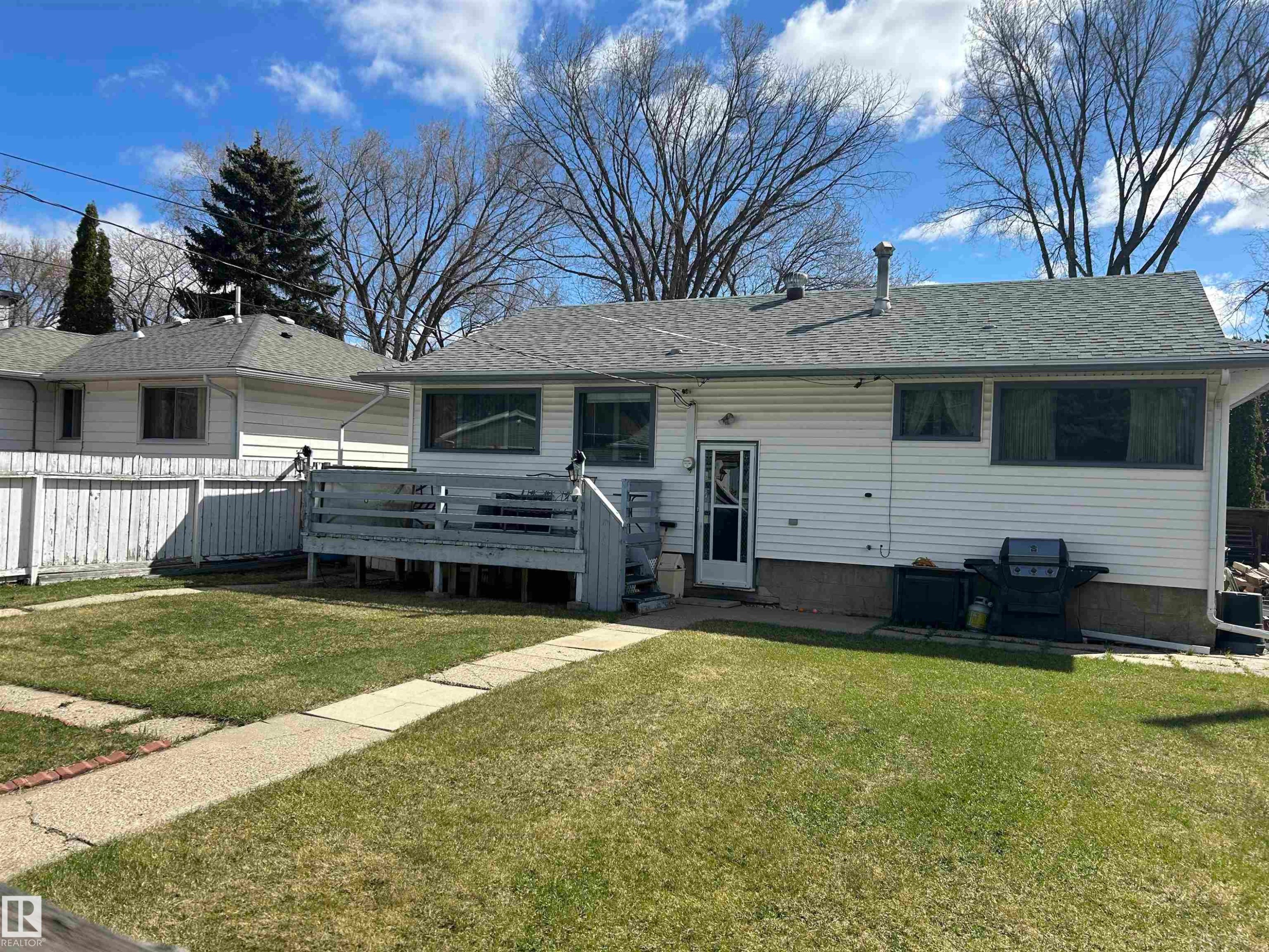 9612 75A Street, Edmonton, AB - Outdoor