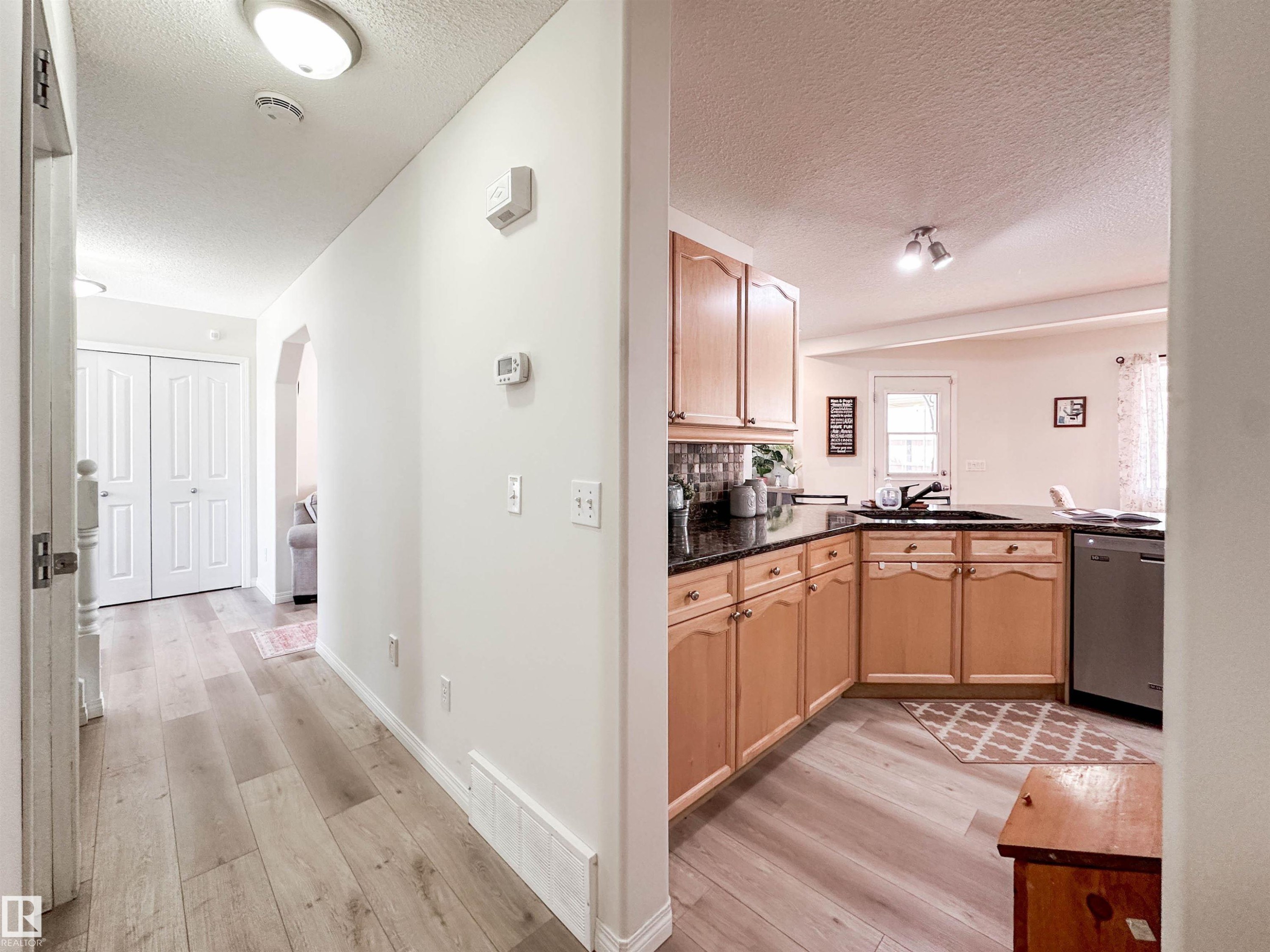 6 Norfolk Close, St. Albert, AB - Indoor Photo Showing Kitchen