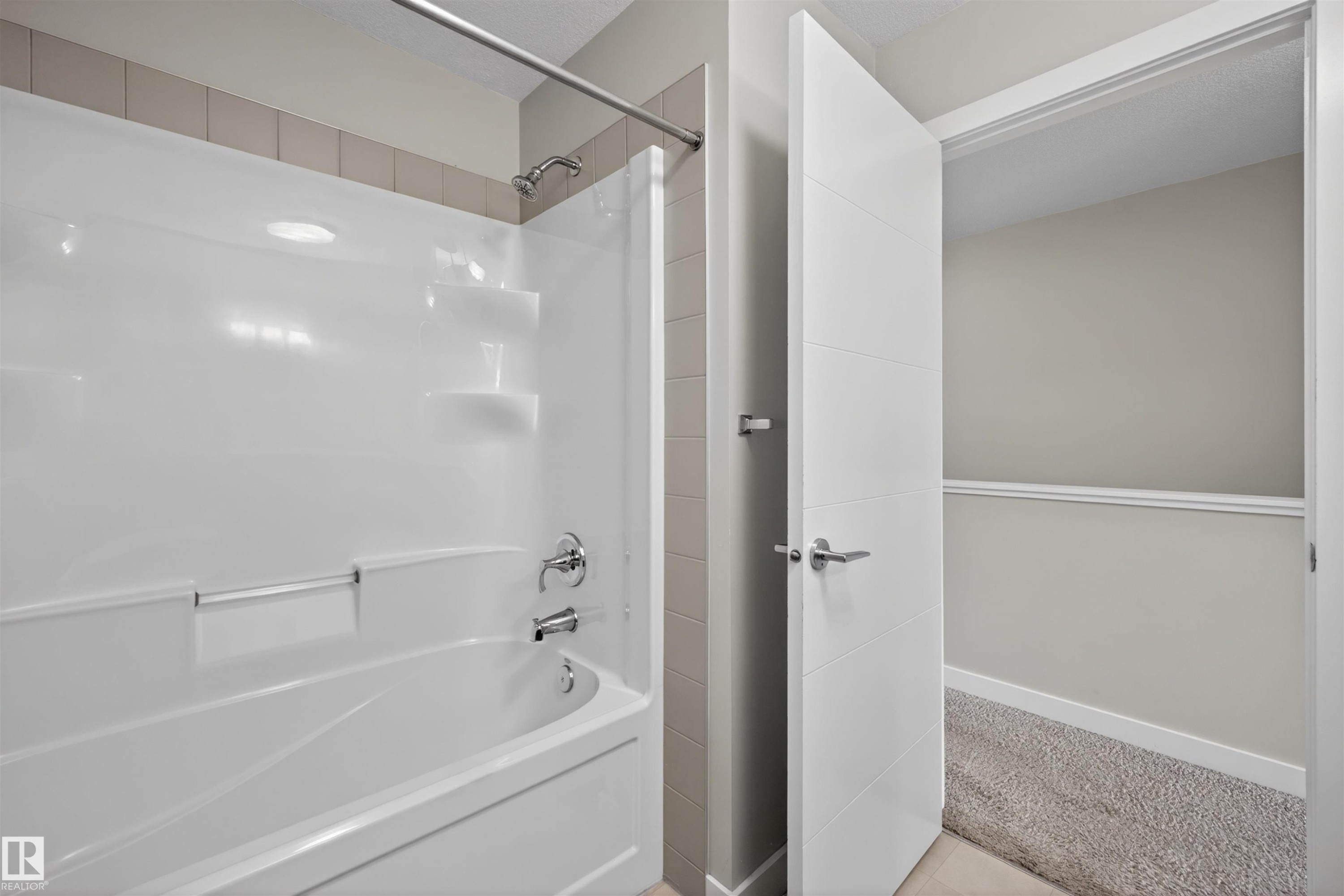 8 2560 Pegasus Boulevard, Edmonton, AB - Indoor Photo Showing Bathroom